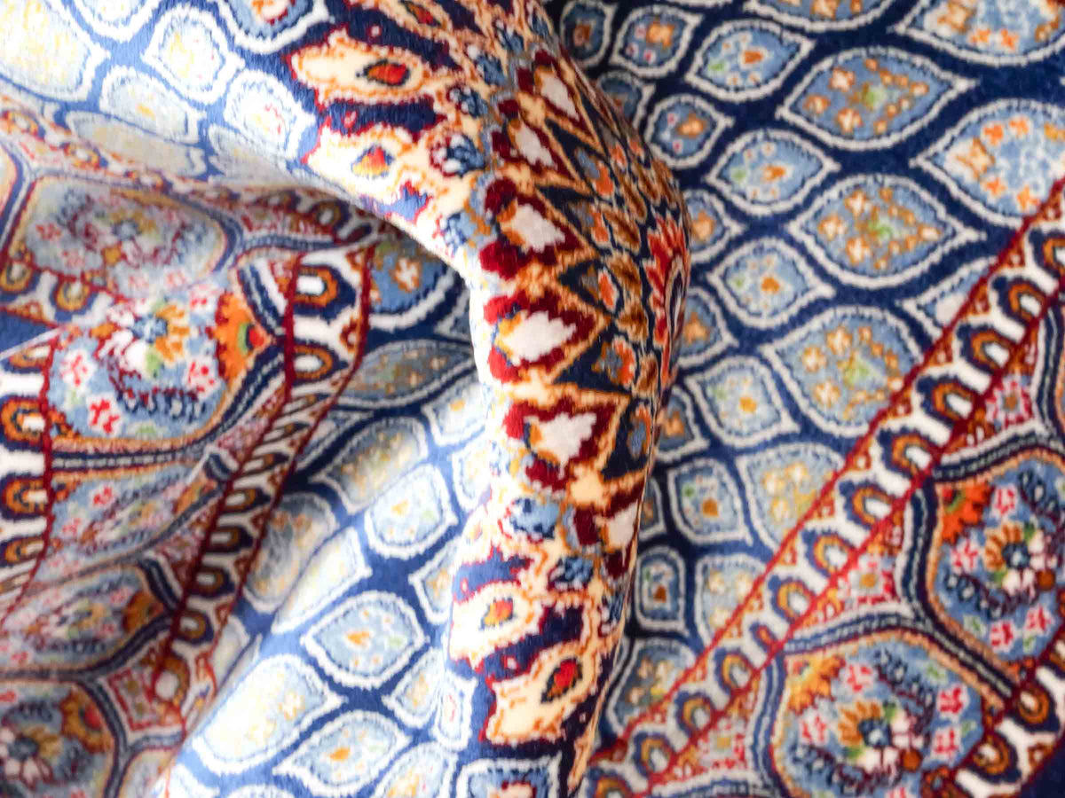 Ghom Maschinenteppich "Dara" 50 x 50 cm, mit Medaillon, Marineblau, aus pflanzlicher Seide (Viskose), Hand-Finished. Teppichnummer: V19NY025H. Persian Luxury Collection by Khademi. Made in Iran / Persia – Vertrieb durch JUPITER Intl.