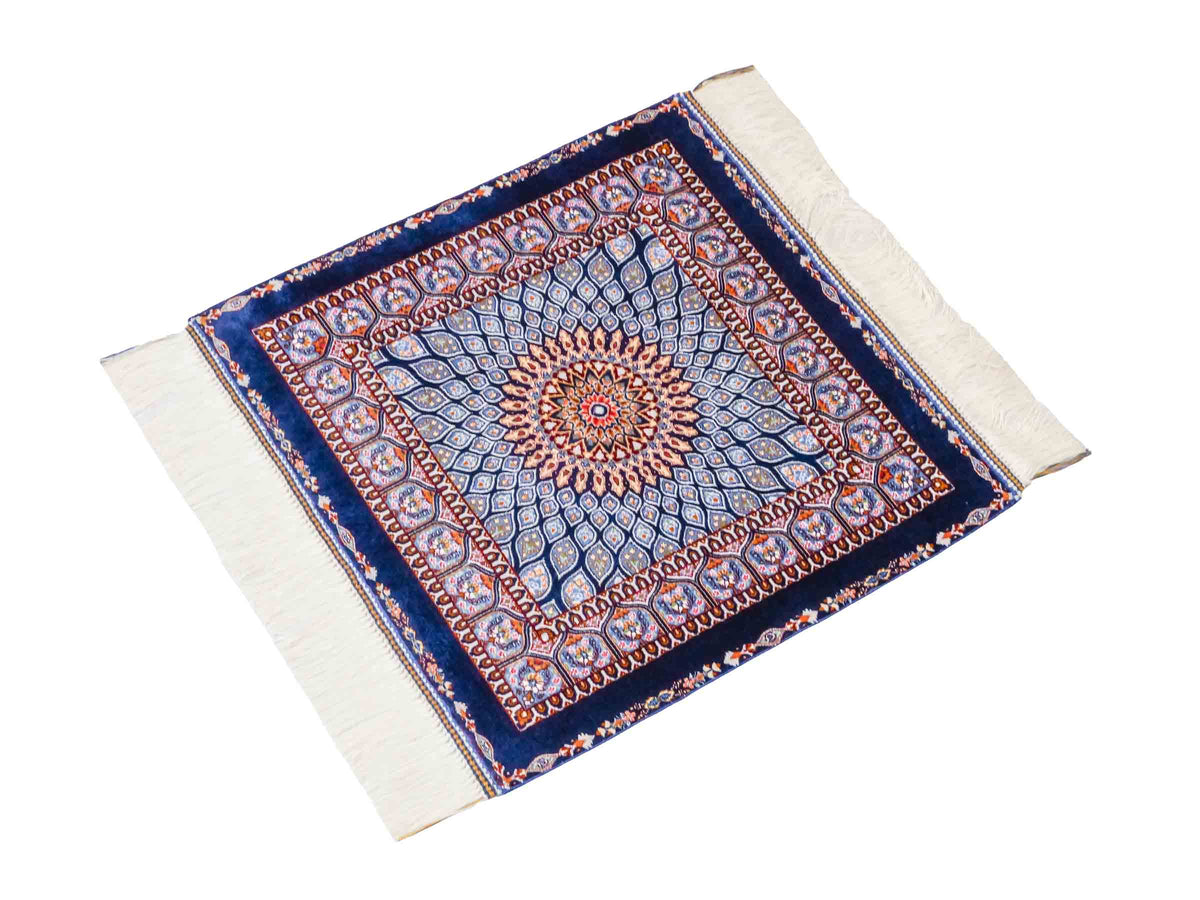 Ghom Maschinenteppich "Dara" 50 x 50 cm, mit Medaillon, Marineblau, aus pflanzlicher Seide (Viskose), Hand-Finished. Teppichnummer: V19NY025H. Persian Luxury Collection by Khademi. Made in Iran / Persia – Vertrieb durch JUPITER Intl.