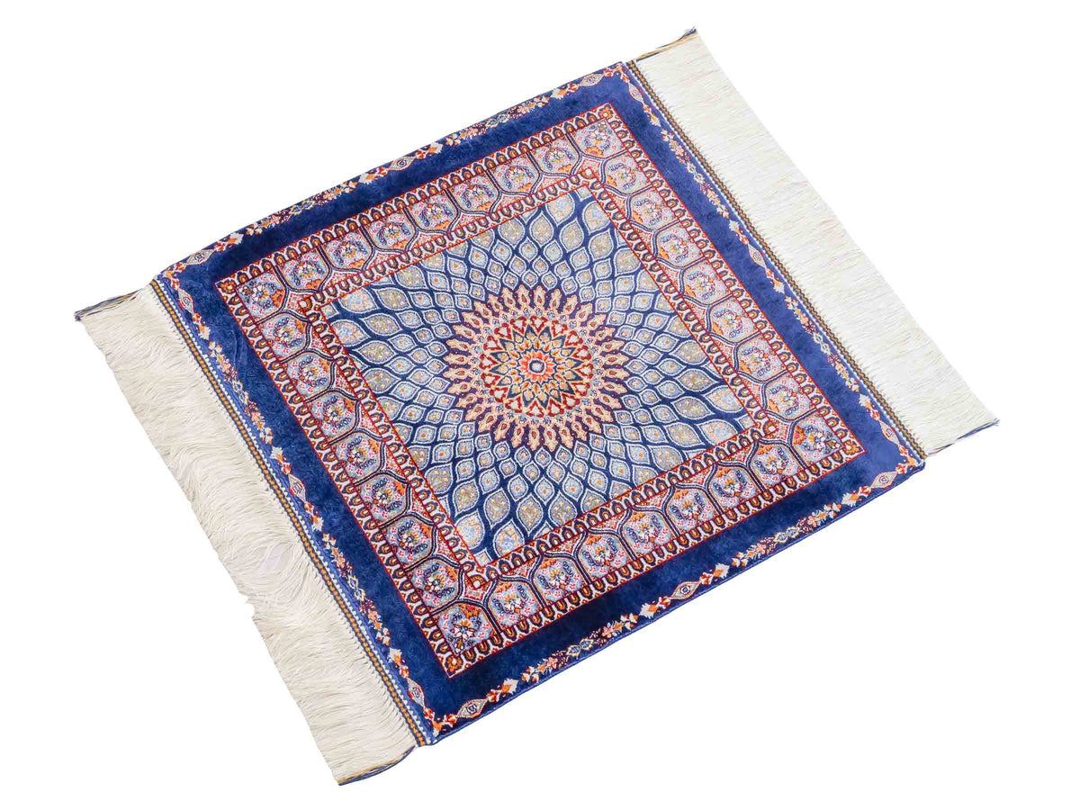 Ghom Maschinenteppich "Dara" 50 x 50 cm, mit Medaillon, Marineblau, aus pflanzlicher Seide (Viskose), Hand-Finished. Teppichnummer: V19NY025H. Persian Luxury Collection by Khademi. Made in Iran / Persia – Vertrieb durch JUPITER Intl.
