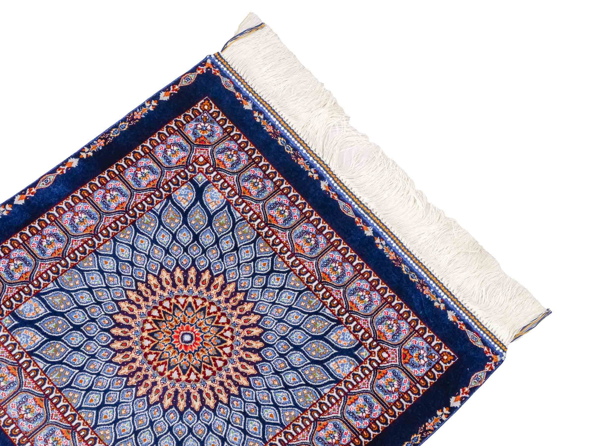 Ghom Maschinenteppich "Dara" 50 x 50 cm, mit Medaillon, Marineblau, aus pflanzlicher Seide (Viskose), Hand-Finished. Teppichnummer: V19NY025H. Persian Luxury Collection by Khademi. Made in Iran / Persia – Vertrieb durch JUPITER Intl.