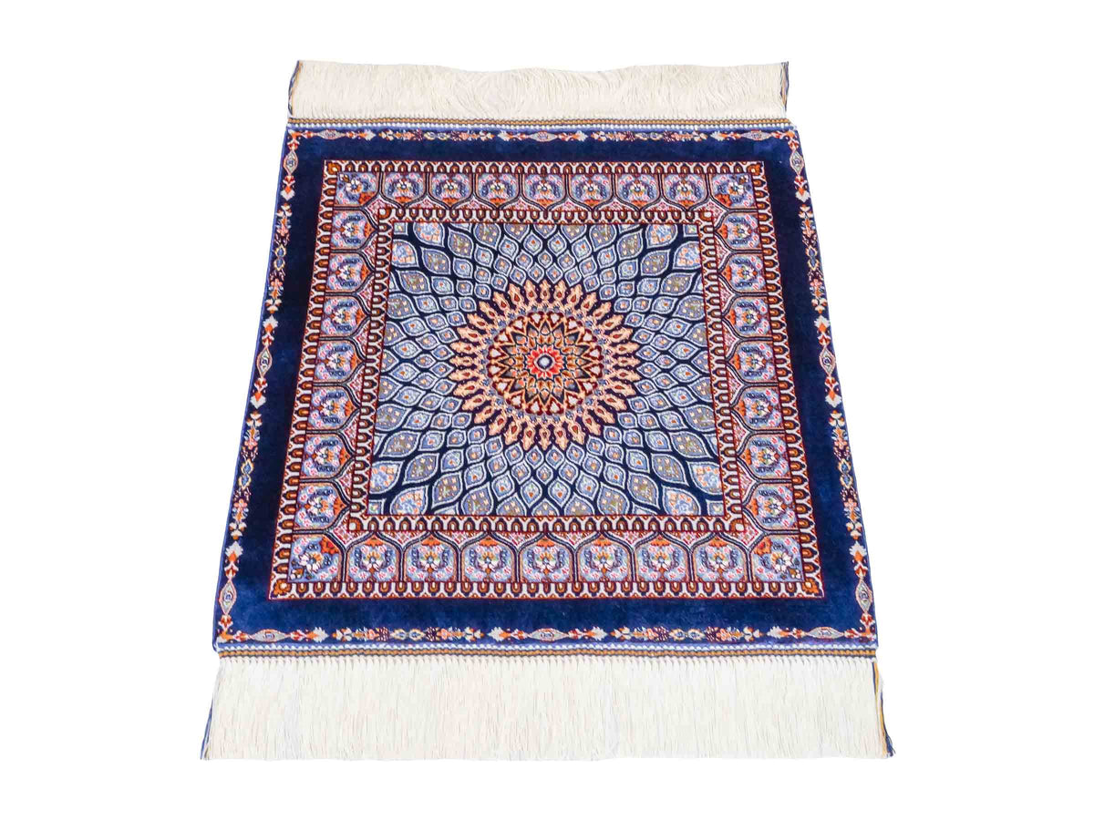 Ghom Maschinenteppich "Dara" 50 x 50 cm, mit Medaillon, Marineblau, aus pflanzlicher Seide (Viskose), Hand-Finished. Teppichnummer: V19NY025H. Persian Luxury Collection by Khademi. Made in Iran / Persia – Vertrieb durch JUPITER Intl.