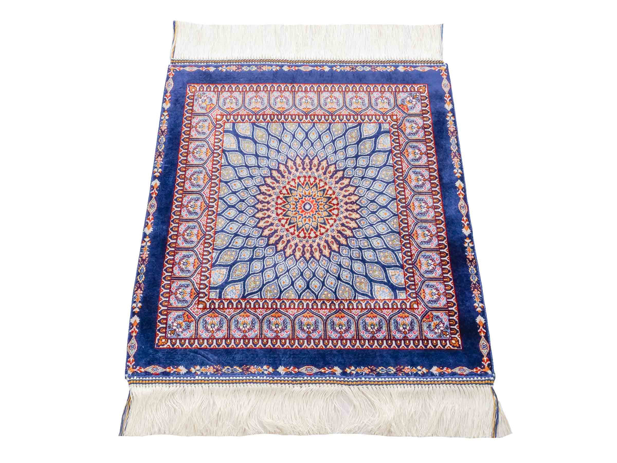 Ghom Maschinenteppich "Dara" 50 x 50 cm, mit Medaillon, Marineblau, aus pflanzlicher Seide (Viskose), Hand-Finished. Teppichnummer: V19NY025H. Persian Luxury Collection by Khademi. Made in Iran / Persia – Vertrieb durch JUPITER Intl.