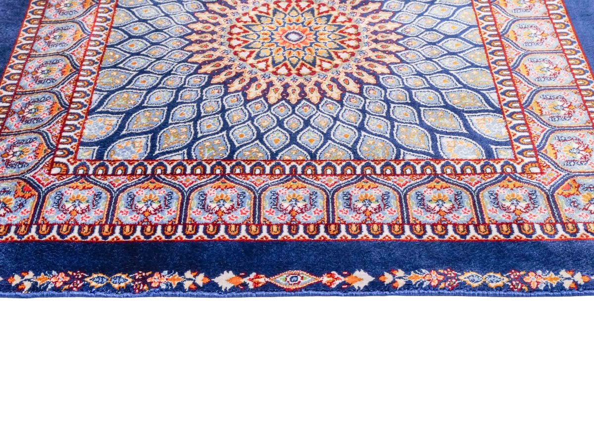 Ghom Maschinenteppich "Dara" 50 x 50 cm, mit Medaillon, Marineblau, aus pflanzlicher Seide (Viskose), Hand-Finished. Teppichnummer: V19NY025H. Persian Luxury Collection by Khademi. Made in Iran / Persia – Vertrieb durch JUPITER Intl.