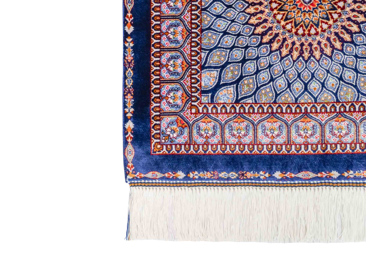 Ghom Maschinenteppich "Dara" 50 x 50 cm, mit Medaillon, Marineblau, aus pflanzlicher Seide (Viskose), Hand-Finished. Teppichnummer: V19NY025H. Persian Luxury Collection by Khademi. Made in Iran / Persia – Vertrieb durch JUPITER Intl.