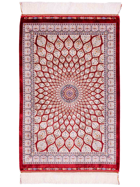 Ghom Maschinenteppich "Dara" 90 x 60 cm aus pflanzlicher Seide (Viskose) mit Gumbad-Medaillon, Rot. Teppichnummer: V19RD054H. Persian Luxury Collection by Khademi. Made in Iran / Persia – Vertrieb durch JUPITER Intl.