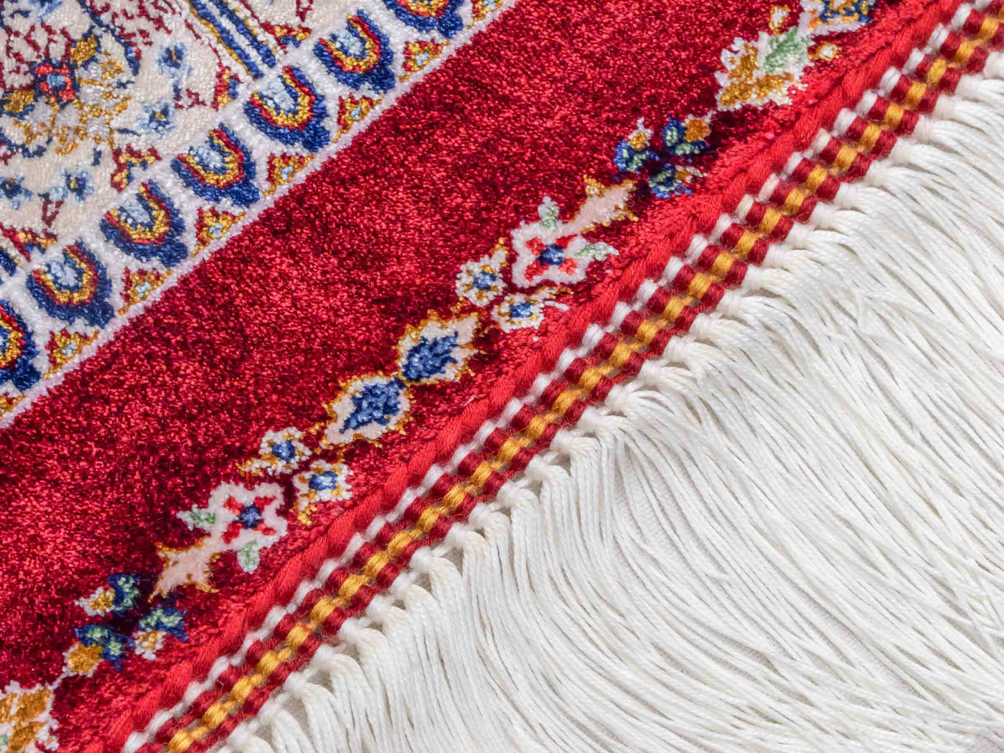 Ghom Maschinenteppich "Dara" 90 x 60 cm aus pflanzlicher Seide (Viskose) mit Gumbad-Medaillon, Rot. Teppichnummer: V19RD054H. Persian Luxury Collection by Khademi. Made in Iran / Persia – Vertrieb durch JUPITER Intl.