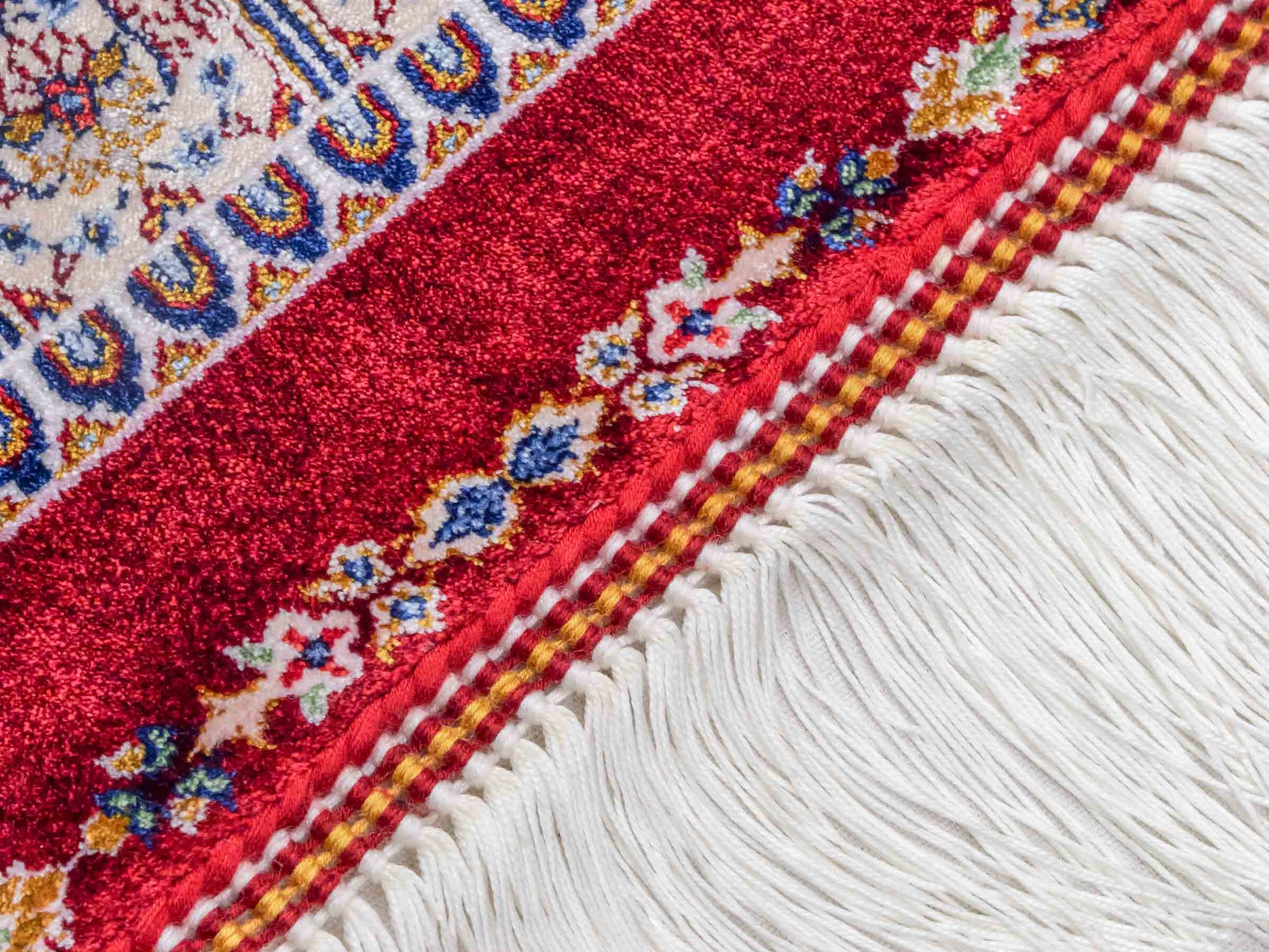 Ghom Maschinenteppich "Dara" 90 x 60 cm aus pflanzlicher Seide (Viskose) mit Gumbad-Medaillon, Rot. Teppichnummer: V19RD054H. Persian Luxury Collection by Khademi. Made in Iran / Persia – Vertrieb durch JUPITER Intl.