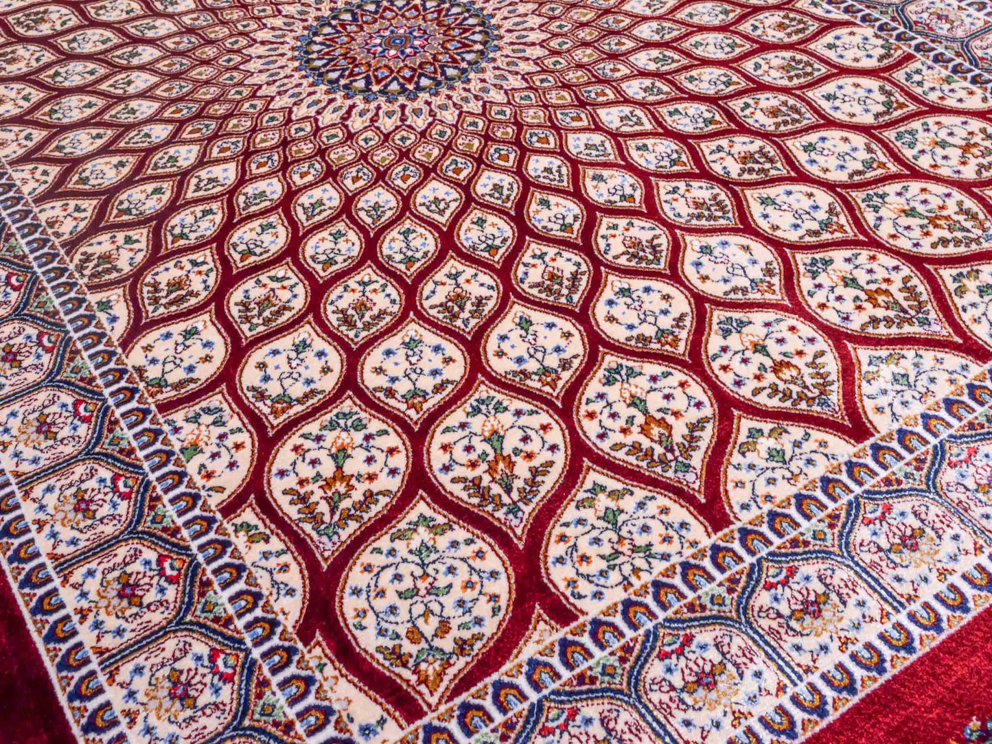 Ghom Maschinenteppich "Dara" 90 x 60 cm aus pflanzlicher Seide (Viskose) mit Gumbad-Medaillon, Rot. Teppichnummer: V19RD054H. Persian Luxury Collection by Khademi. Made in Iran / Persia – Vertrieb durch JUPITER Intl.