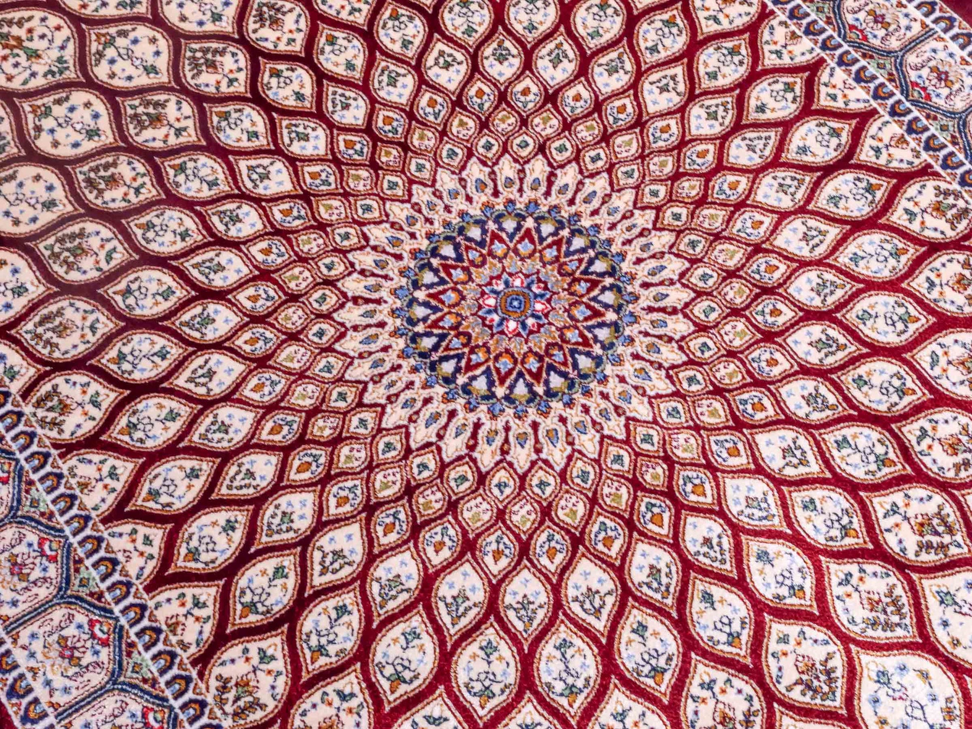 Ghom Maschinenteppich "Dara" 90 x 60 cm aus pflanzlicher Seide (Viskose) mit Gumbad-Medaillon, Rot. Teppichnummer: V19RD054H. Persian Luxury Collection by Khademi. Made in Iran / Persia – Vertrieb durch JUPITER Intl.