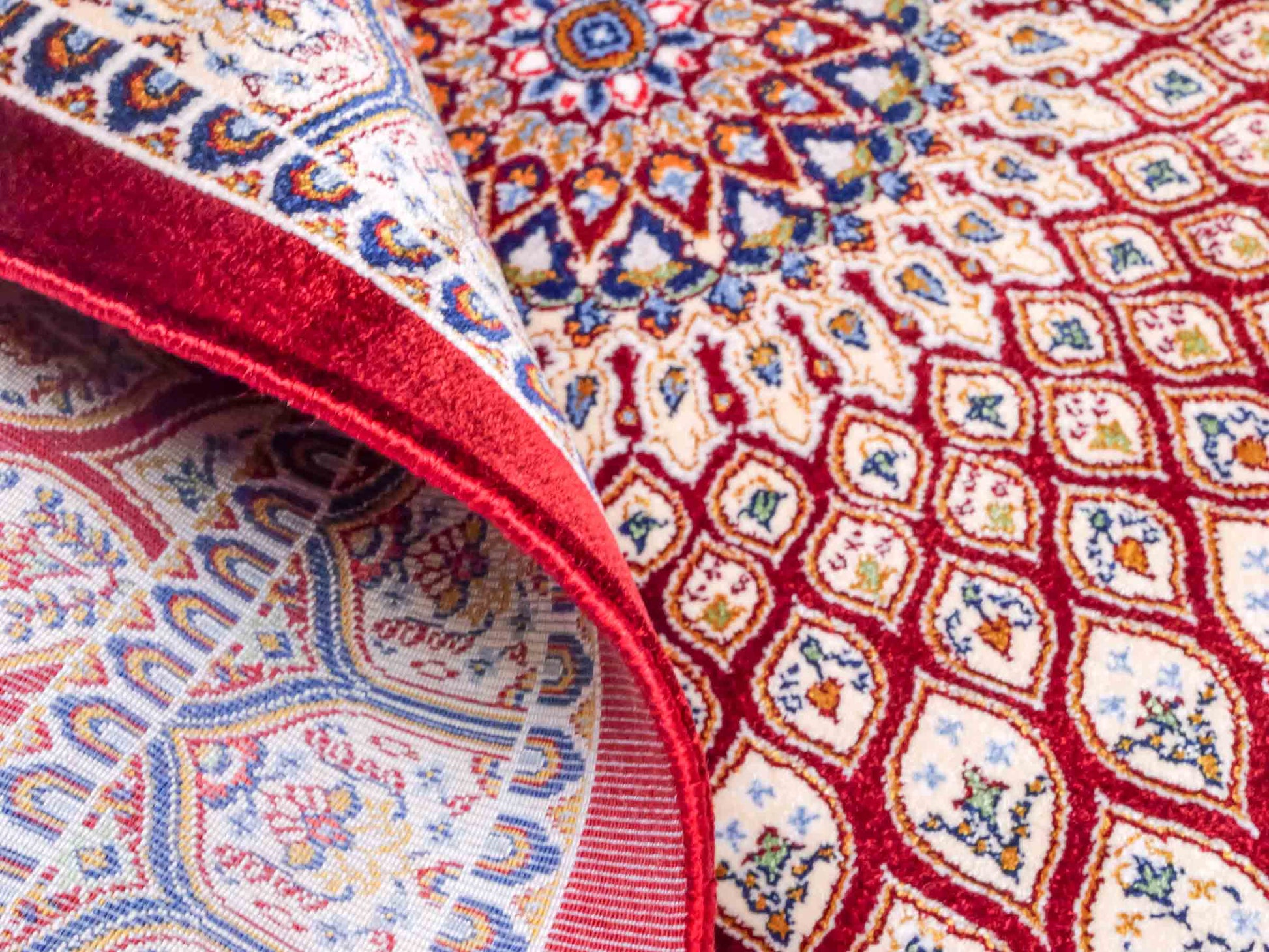 Ghom Maschinenteppich "Dara" 90 x 60 cm aus pflanzlicher Seide (Viskose) mit Gumbad-Medaillon, Rot. Teppichnummer: V19RD054H. Persian Luxury Collection by Khademi. Made in Iran / Persia – Vertrieb durch JUPITER Intl.
