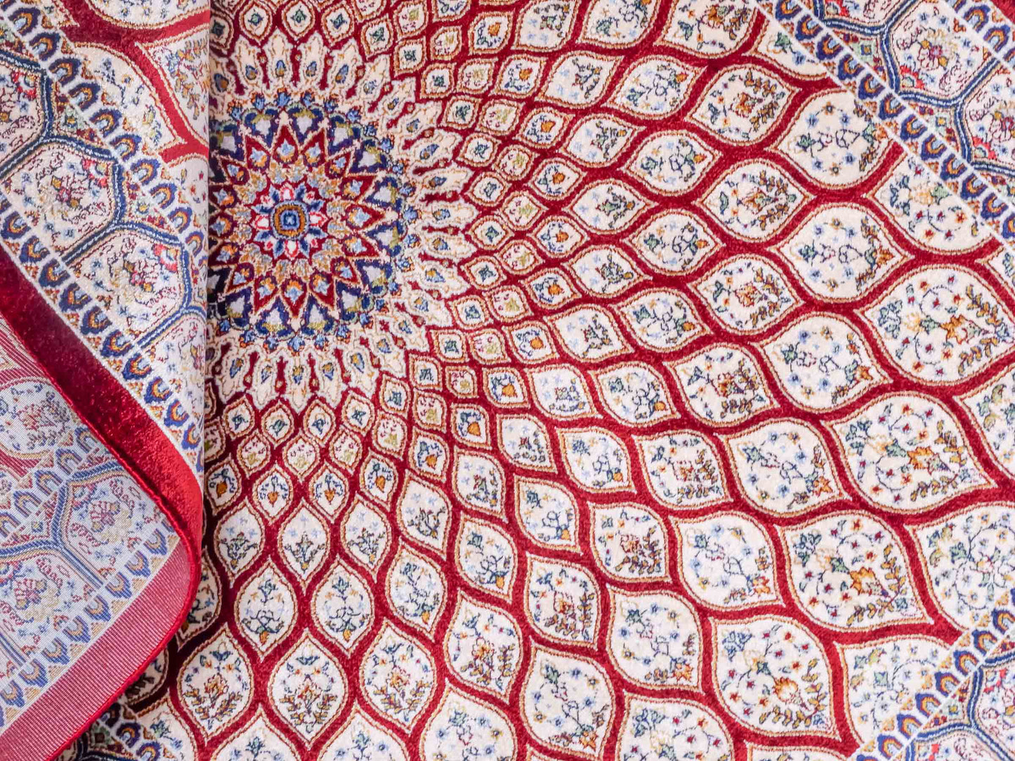Ghom Maschinenteppich "Dara" 90 x 60 cm aus pflanzlicher Seide (Viskose) mit Gumbad-Medaillon, Rot. Teppichnummer: V19RD054H. Persian Luxury Collection by Khademi. Made in Iran / Persia – Vertrieb durch JUPITER Intl.
