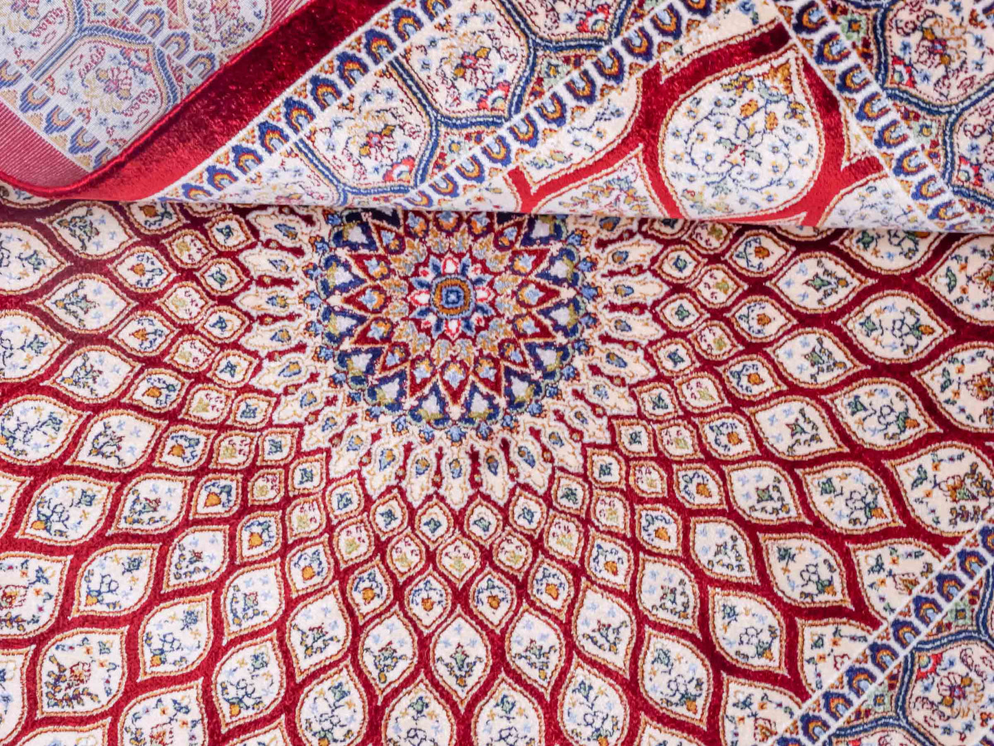 Ghom Maschinenteppich "Dara" 90 x 60 cm aus pflanzlicher Seide (Viskose) mit Gumbad-Medaillon, Rot. Teppichnummer: V19RD054H. Persian Luxury Collection by Khademi. Made in Iran / Persia – Vertrieb durch JUPITER Intl.