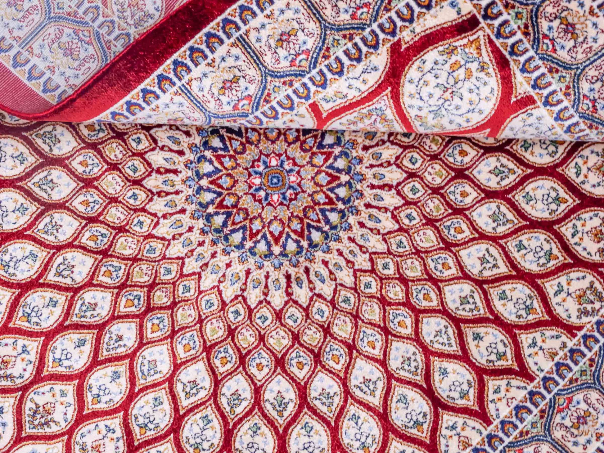 Ghom Maschinenteppich "Dara" 90 x 60 cm aus pflanzlicher Seide (Viskose) mit Gumbad-Medaillon, Rot. Teppichnummer: V19RD054H. Persian Luxury Collection by Khademi. Made in Iran / Persia – Vertrieb durch JUPITER Intl.