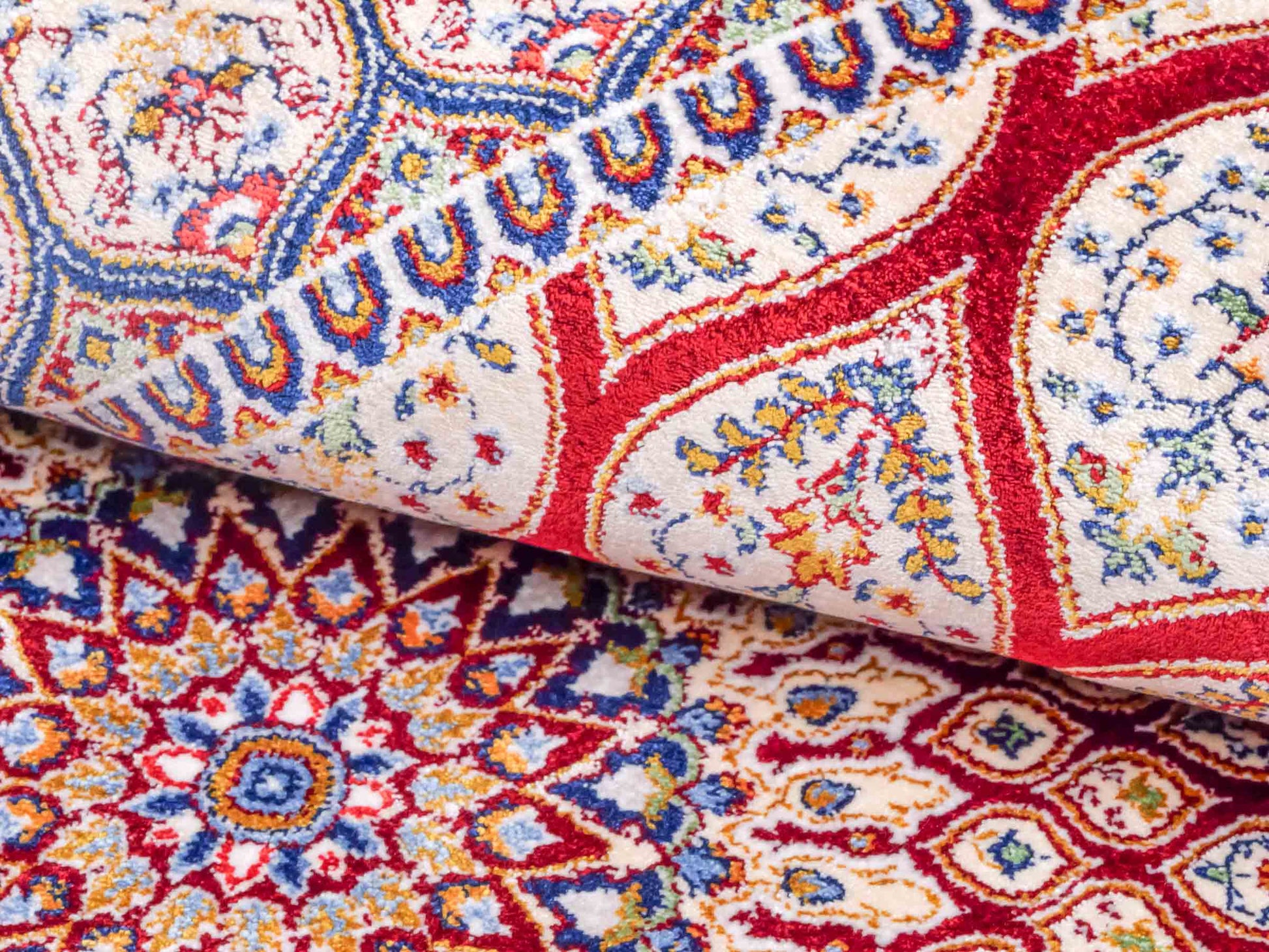 Ghom Maschinenteppich "Dara" 90 x 60 cm aus pflanzlicher Seide (Viskose) mit Gumbad-Medaillon, Rot. Teppichnummer: V19RD054H. Persian Luxury Collection by Khademi. Made in Iran / Persia – Vertrieb durch JUPITER Intl.