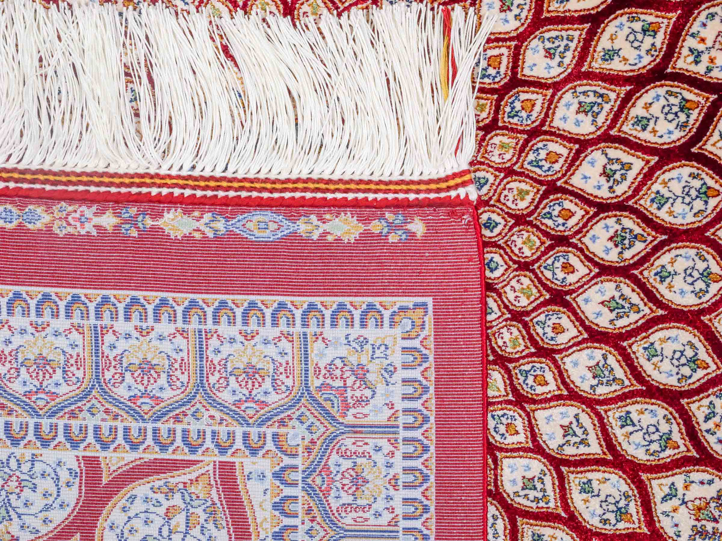 Ghom Maschinenteppich "Dara" 90 x 60 cm aus pflanzlicher Seide (Viskose) mit Gumbad-Medaillon, Rot. Teppichnummer: V19RD054H. Persian Luxury Collection by Khademi. Made in Iran / Persia – Vertrieb durch JUPITER Intl.