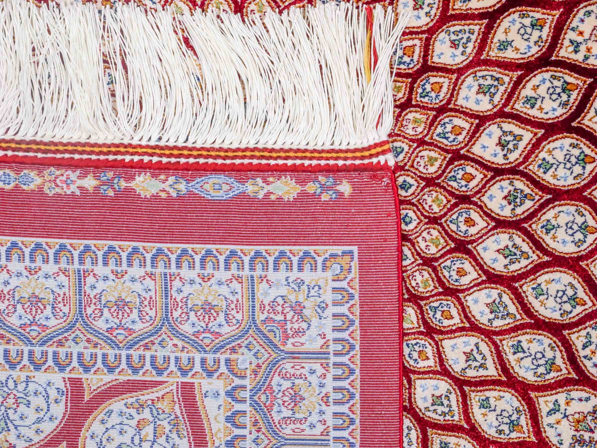 Ghom Maschinenteppich "Dara" 90 x 60 cm aus pflanzlicher Seide (Viskose) mit Gumbad-Medaillon, Rot. Teppichnummer: V19RD054H. Persian Luxury Collection by Khademi. Made in Iran / Persia – Vertrieb durch JUPITER Intl.