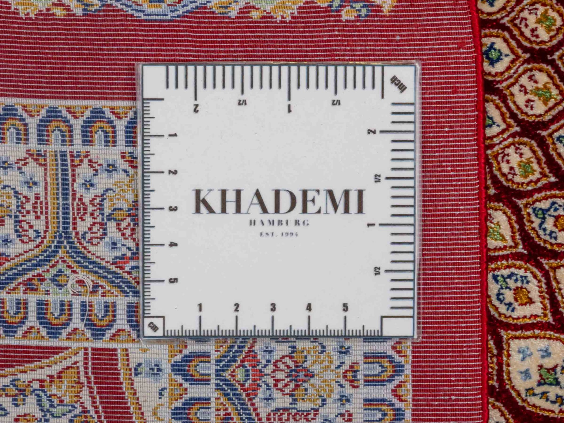 Ghom Maschinenteppich "Dara" 90 x 60 cm aus pflanzlicher Seide (Viskose) mit Gumbad-Medaillon, Rot. Teppichnummer: V19RD054H. Persian Luxury Collection by Khademi. Made in Iran / Persia – Vertrieb durch JUPITER Intl.