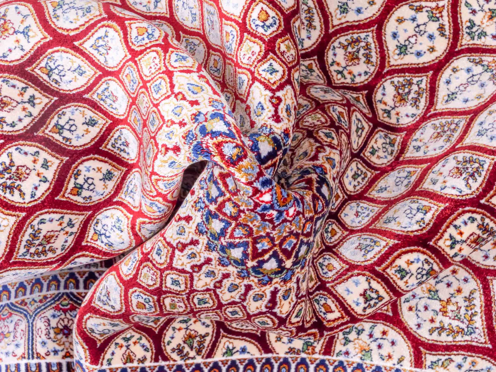 Ghom Maschinenteppich "Dara" 90 x 60 cm aus pflanzlicher Seide (Viskose) mit Gumbad-Medaillon, Rot. Teppichnummer: V19RD054H. Persian Luxury Collection by Khademi. Made in Iran / Persia – Vertrieb durch JUPITER Intl.