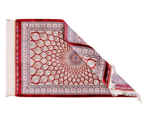 Ghom Maschinenteppich "Dara" 90 x 60 cm aus pflanzlicher Seide (Viskose) mit Gumbad-Medaillon, Rot. Teppichnummer: V19RD054H. Persian Luxury Collection by Khademi. Made in Iran / Persia – Vertrieb durch JUPITER Intl.