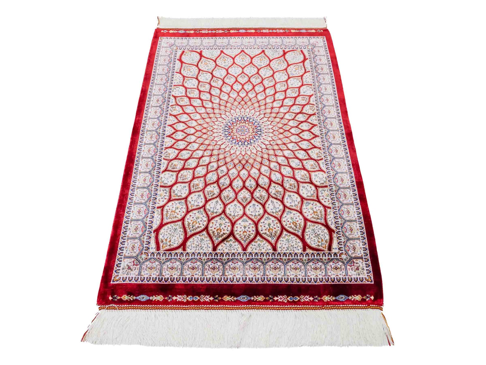 Ghom Maschinenteppich "Dara" 90 x 60 cm aus pflanzlicher Seide (Viskose) mit Gumbad-Medaillon, Rot. Teppichnummer: V19RD054H. Persian Luxury Collection by Khademi. Made in Iran / Persia – Vertrieb durch JUPITER Intl.