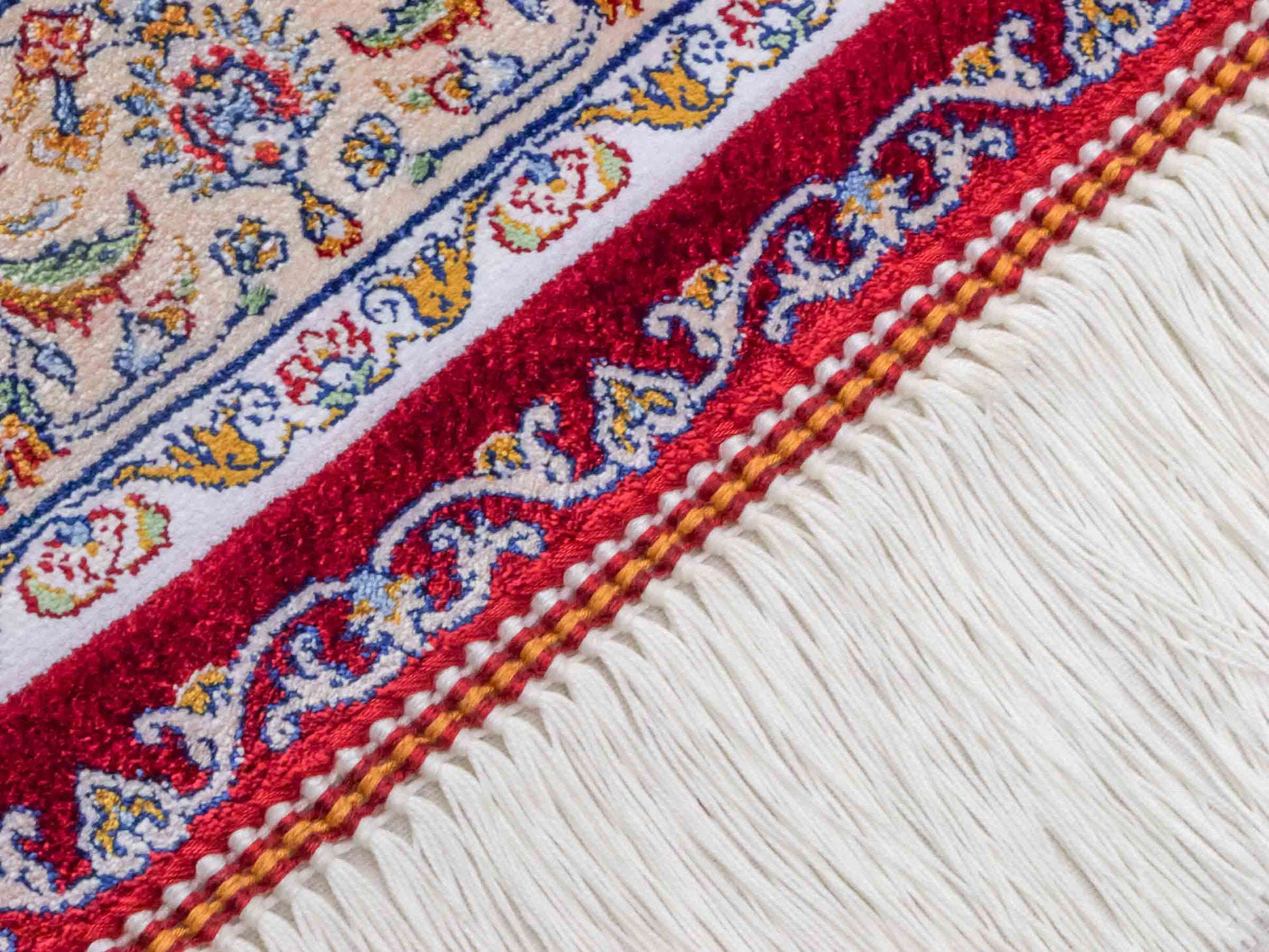 Ghom Maschinenteppich "Darab" 90 x 60 cm aus pflanzlicher Seide (Viskose) mit Medaillon, Rot. Teppichnummer: V20RD054H. Persian Luxury Collection by Khademi. Made in Iran / Persia – Vertrieb durch JUPITER Intl.