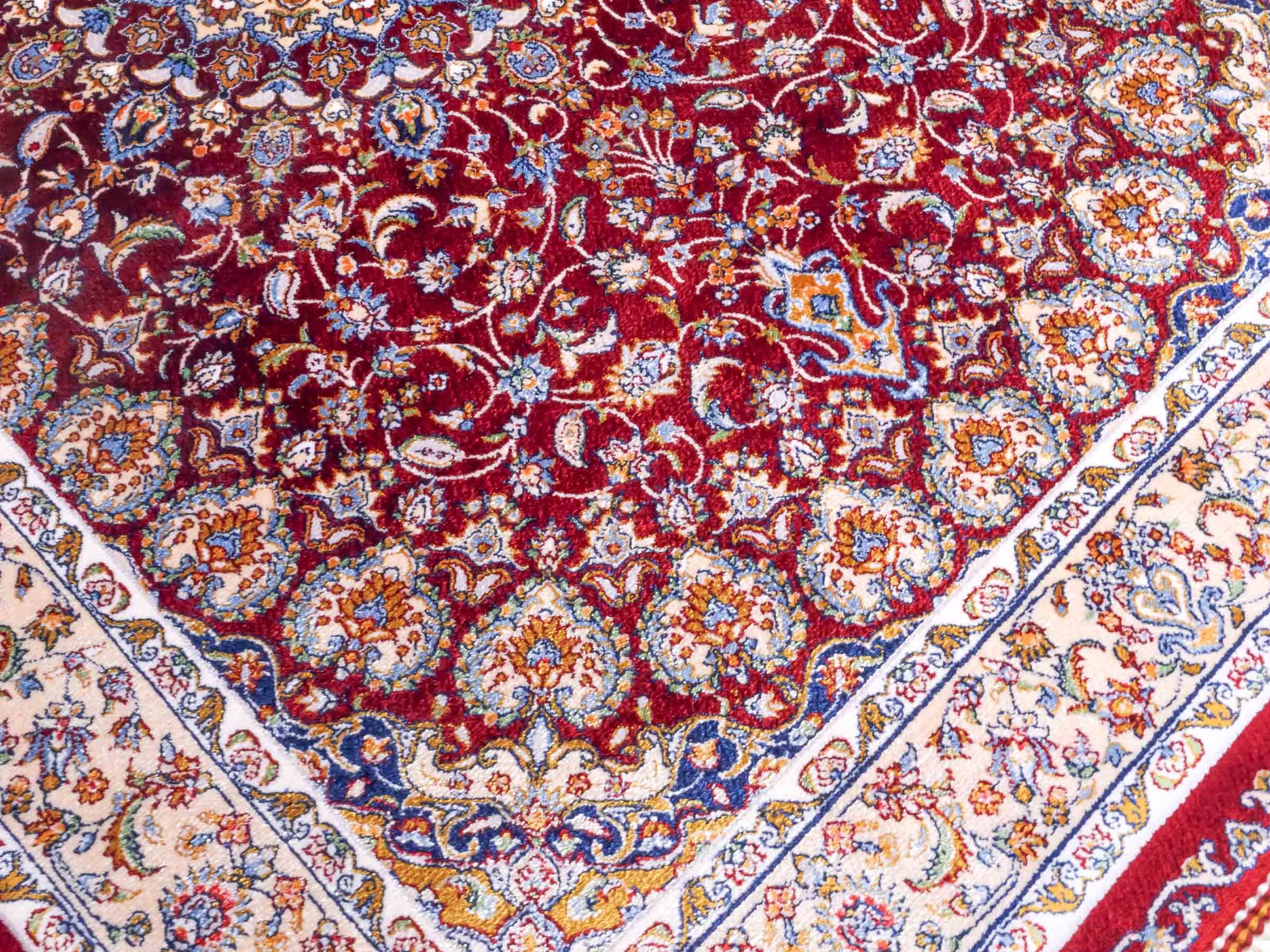 Ghom Maschinenteppich "Darab" 90 x 60 cm aus pflanzlicher Seide (Viskose) mit Medaillon, Rot. Teppichnummer: V20RD054H. Persian Luxury Collection by Khademi. Made in Iran / Persia – Vertrieb durch JUPITER Intl.