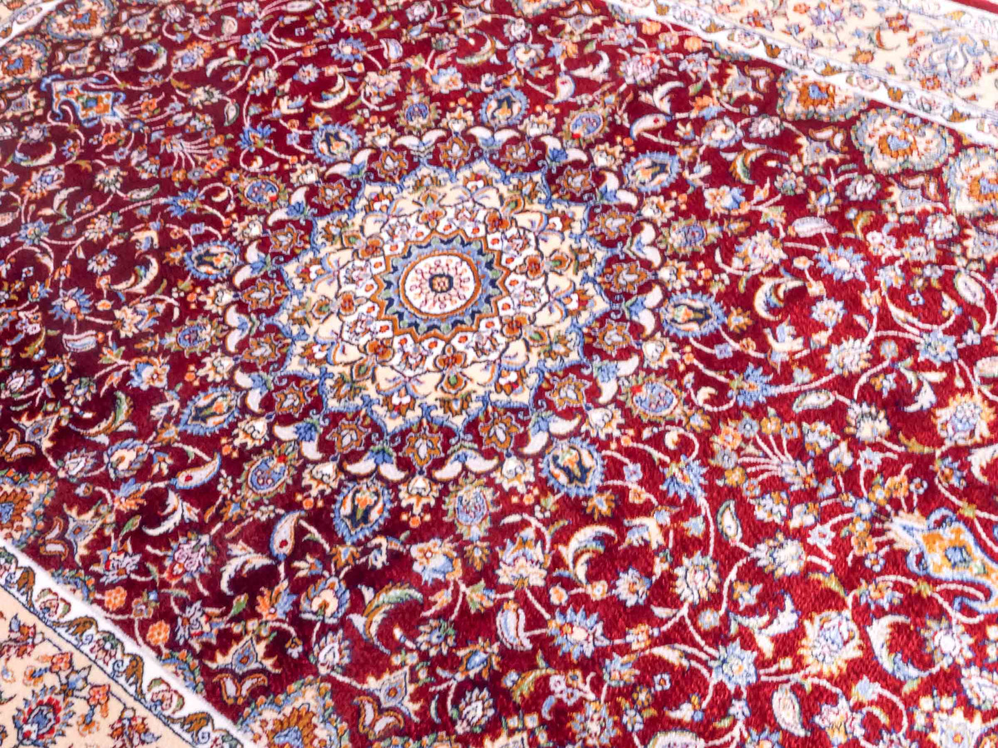 Ghom Maschinenteppich "Darab" 90 x 60 cm aus pflanzlicher Seide (Viskose) mit Medaillon, Rot. Teppichnummer: V20RD054H. Persian Luxury Collection by Khademi. Made in Iran / Persia – Vertrieb durch JUPITER Intl.