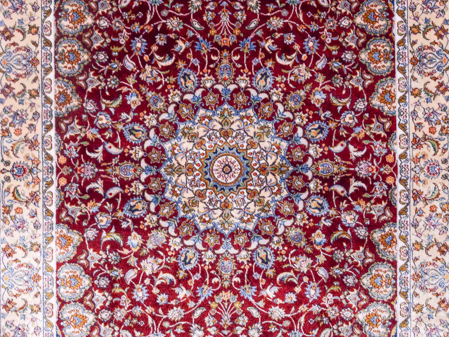 Ghom Maschinenteppich "Darab" 90 x 60 cm aus pflanzlicher Seide (Viskose) mit Medaillon, Rot. Teppichnummer: V20RD054H. Persian Luxury Collection by Khademi. Made in Iran / Persia – Vertrieb durch JUPITER Intl.