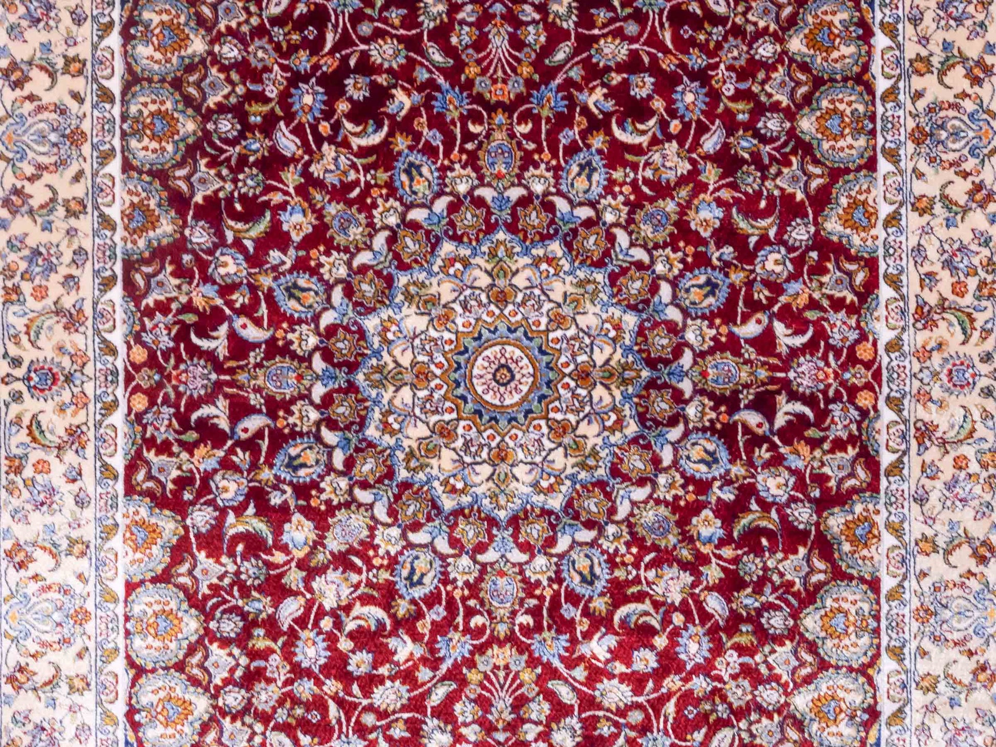 Ghom Maschinenteppich "Darab" 90 x 60 cm aus pflanzlicher Seide (Viskose) mit Medaillon, Rot. Teppichnummer: V20RD054H. Persian Luxury Collection by Khademi. Made in Iran / Persia – Vertrieb durch JUPITER Intl.