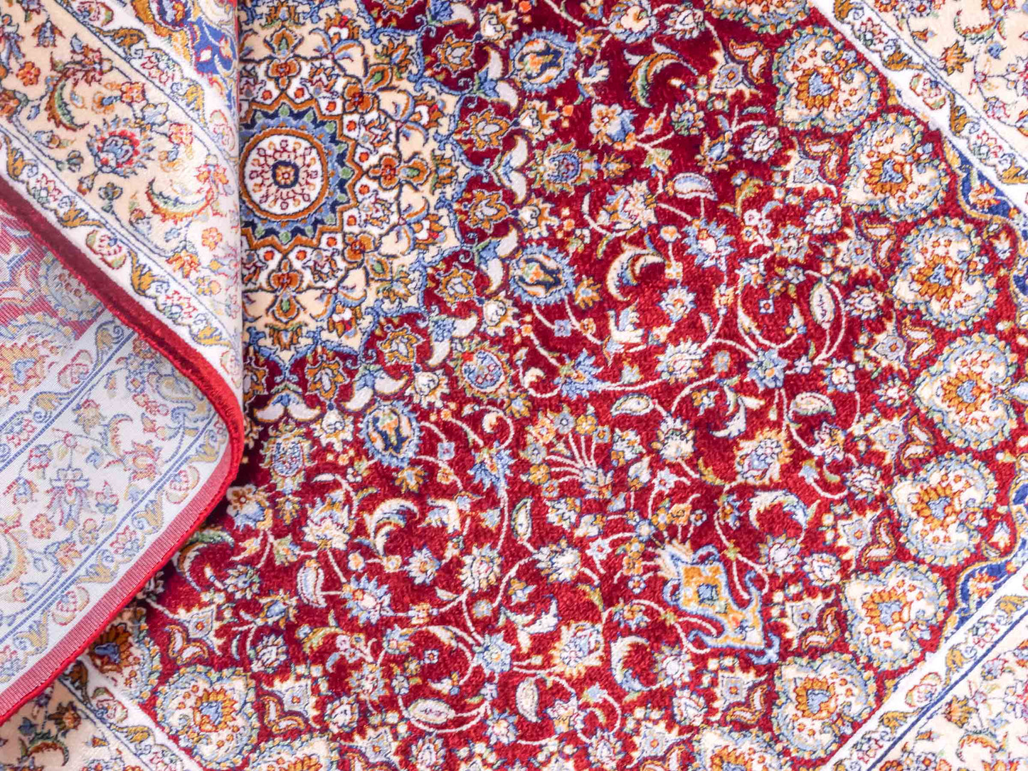Ghom Maschinenteppich "Darab" 90 x 60 cm aus pflanzlicher Seide (Viskose) mit Medaillon, Rot. Teppichnummer: V20RD054H. Persian Luxury Collection by Khademi. Made in Iran / Persia – Vertrieb durch JUPITER Intl.