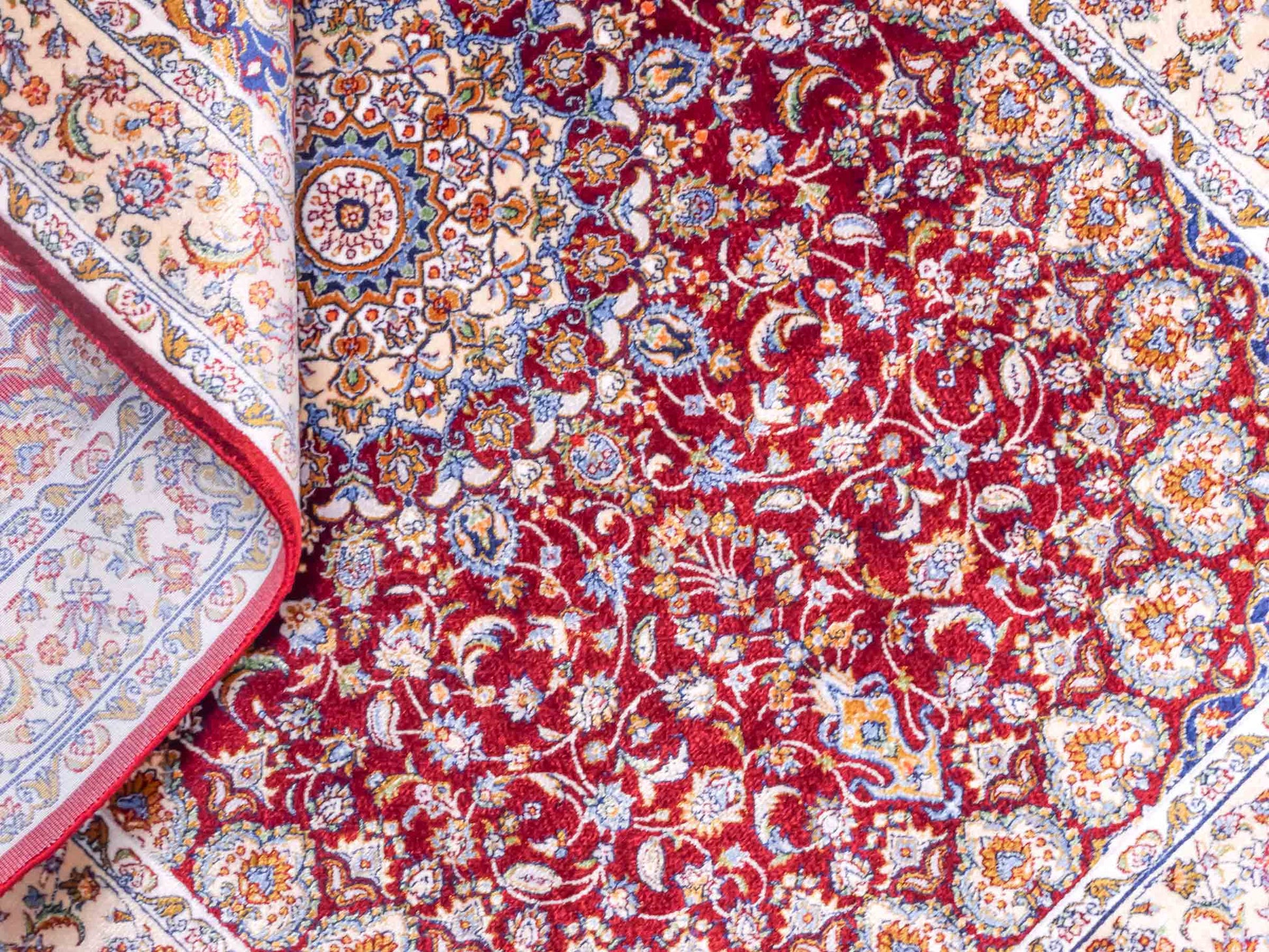 Ghom Maschinenteppich "Darab" 90 x 60 cm aus pflanzlicher Seide (Viskose) mit Medaillon, Rot. Teppichnummer: V20RD054H. Persian Luxury Collection by Khademi. Made in Iran / Persia – Vertrieb durch JUPITER Intl.