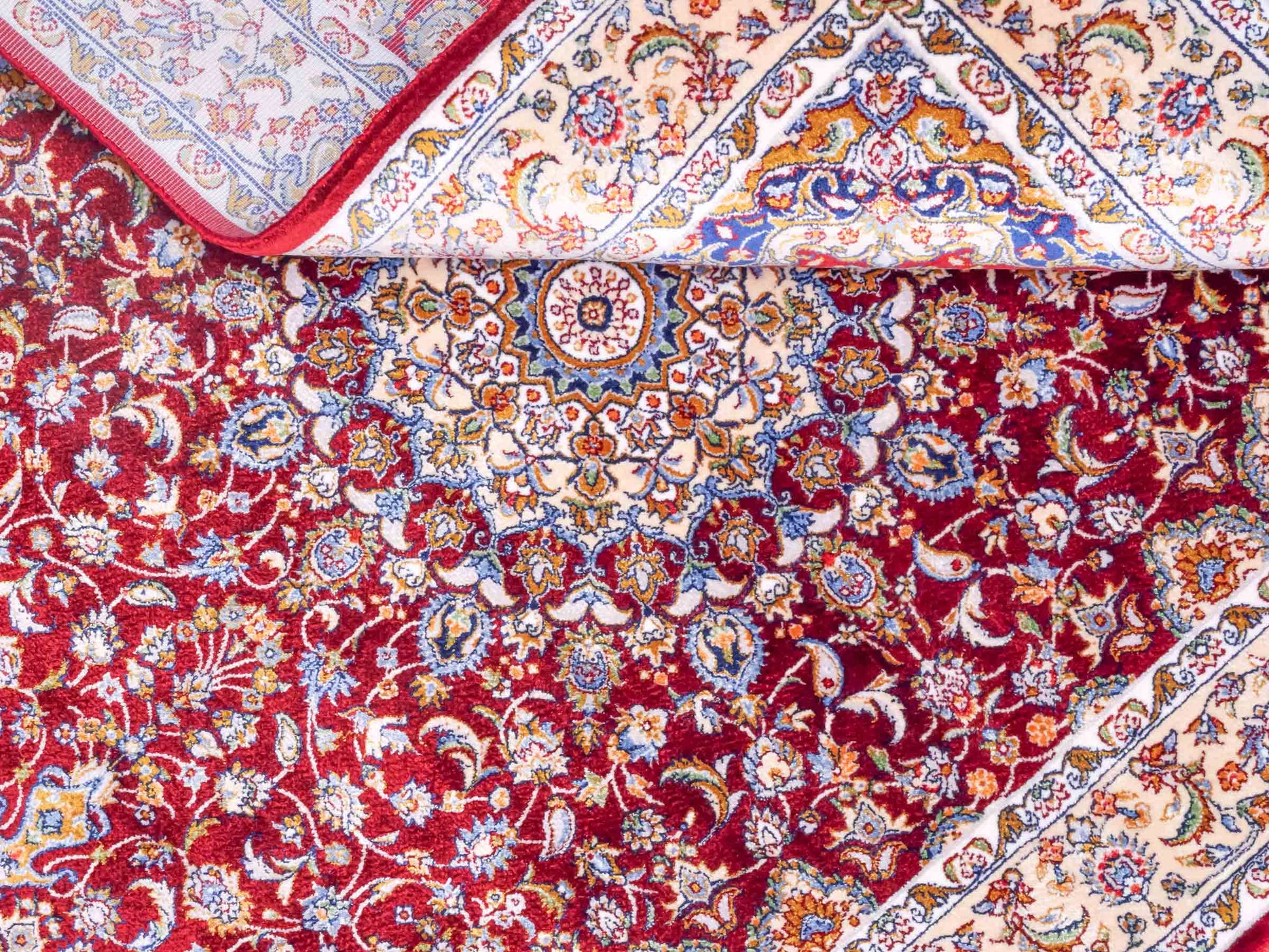 Ghom Maschinenteppich "Darab" 90 x 60 cm aus pflanzlicher Seide (Viskose) mit Medaillon, Rot. Teppichnummer: V20RD054H. Persian Luxury Collection by Khademi. Made in Iran / Persia – Vertrieb durch JUPITER Intl.
