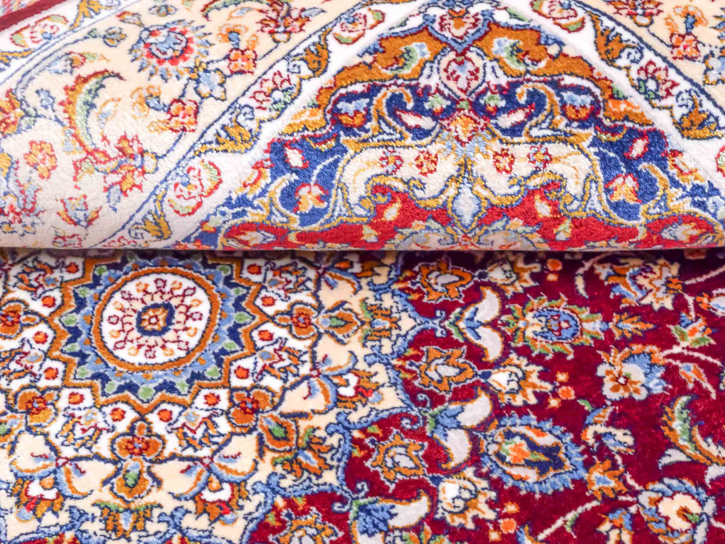 Ghom Maschinenteppich "Darab" 90 x 60 cm aus pflanzlicher Seide (Viskose) mit Medaillon, Rot. Teppichnummer: V20RD054H. Persian Luxury Collection by Khademi. Made in Iran / Persia – Vertrieb durch JUPITER Intl.