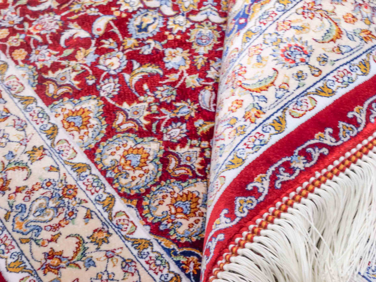 Ghom Maschinenteppich "Darab" 90 x 60 cm aus pflanzlicher Seide (Viskose) mit Medaillon, Rot. Teppichnummer: V20RD054H. Persian Luxury Collection by Khademi. Made in Iran / Persia – Vertrieb durch JUPITER Intl.