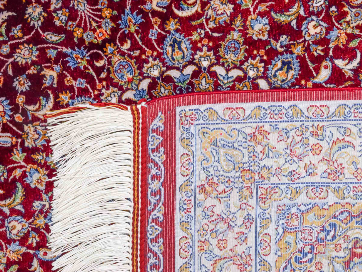 Ghom Maschinenteppich "Darab" 90 x 60 cm aus pflanzlicher Seide (Viskose) mit Medaillon, Rot. Teppichnummer: V20RD054H. Persian Luxury Collection by Khademi. Made in Iran / Persia – Vertrieb durch JUPITER Intl.