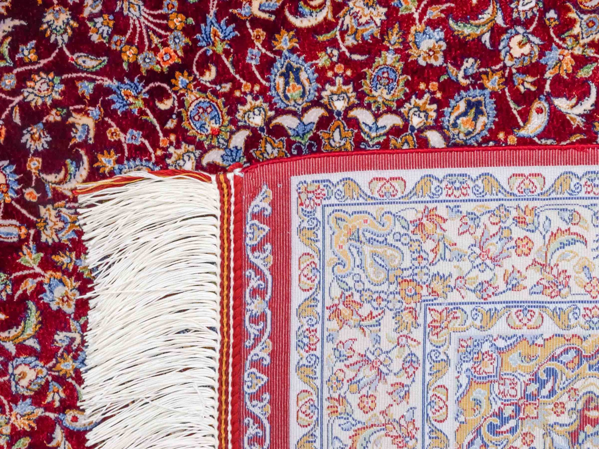 Ghom Maschinenteppich "Darab" 90 x 60 cm aus pflanzlicher Seide (Viskose) mit Medaillon, Rot. Teppichnummer: V20RD054H. Persian Luxury Collection by Khademi. Made in Iran / Persia – Vertrieb durch JUPITER Intl.