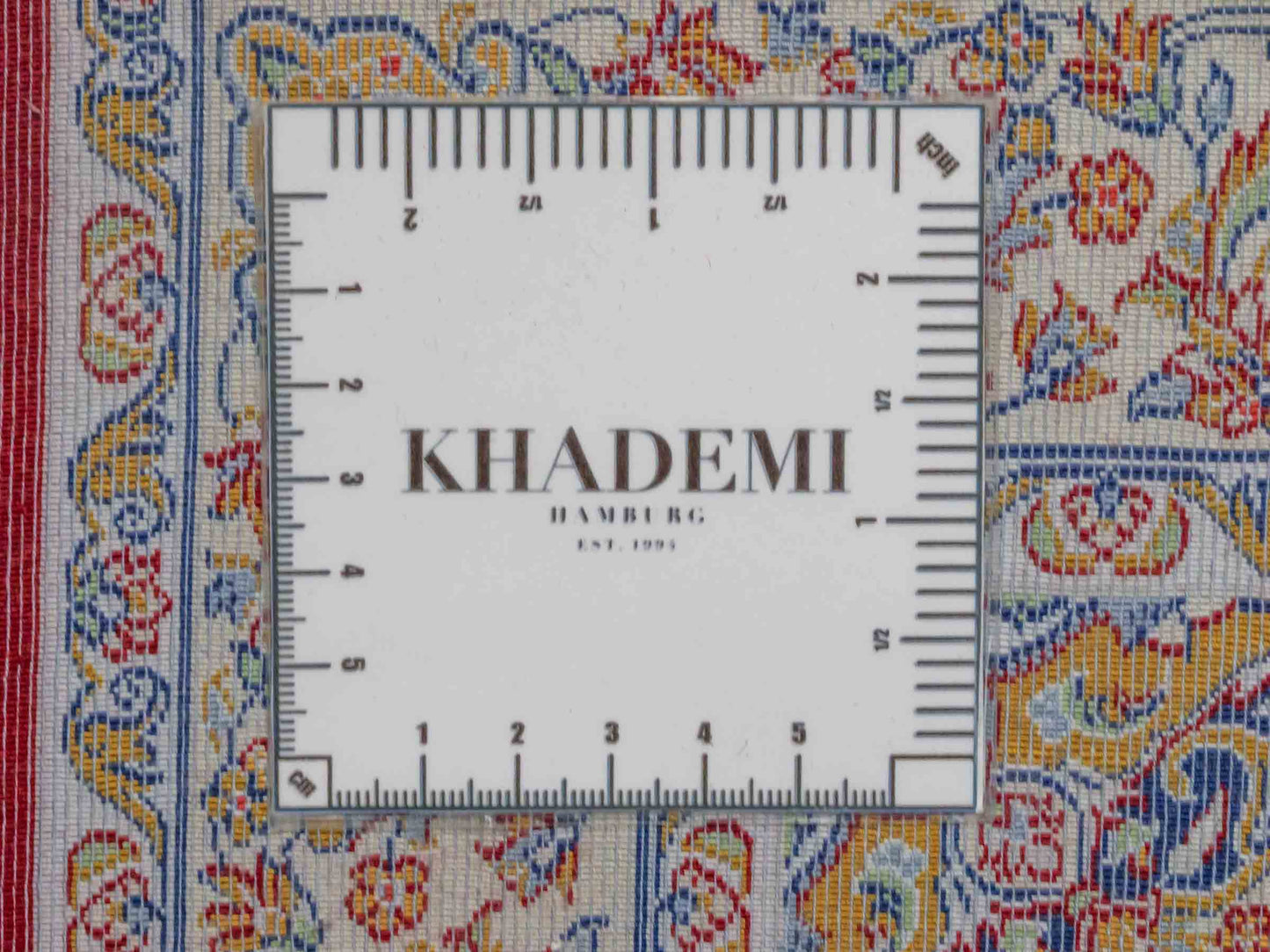 Ghom Maschinenteppich "Darab" 90 x 60 cm aus pflanzlicher Seide (Viskose) mit Medaillon, Rot. Teppichnummer: V20RD054H. Persian Luxury Collection by Khademi. Made in Iran / Persia – Vertrieb durch JUPITER Intl.