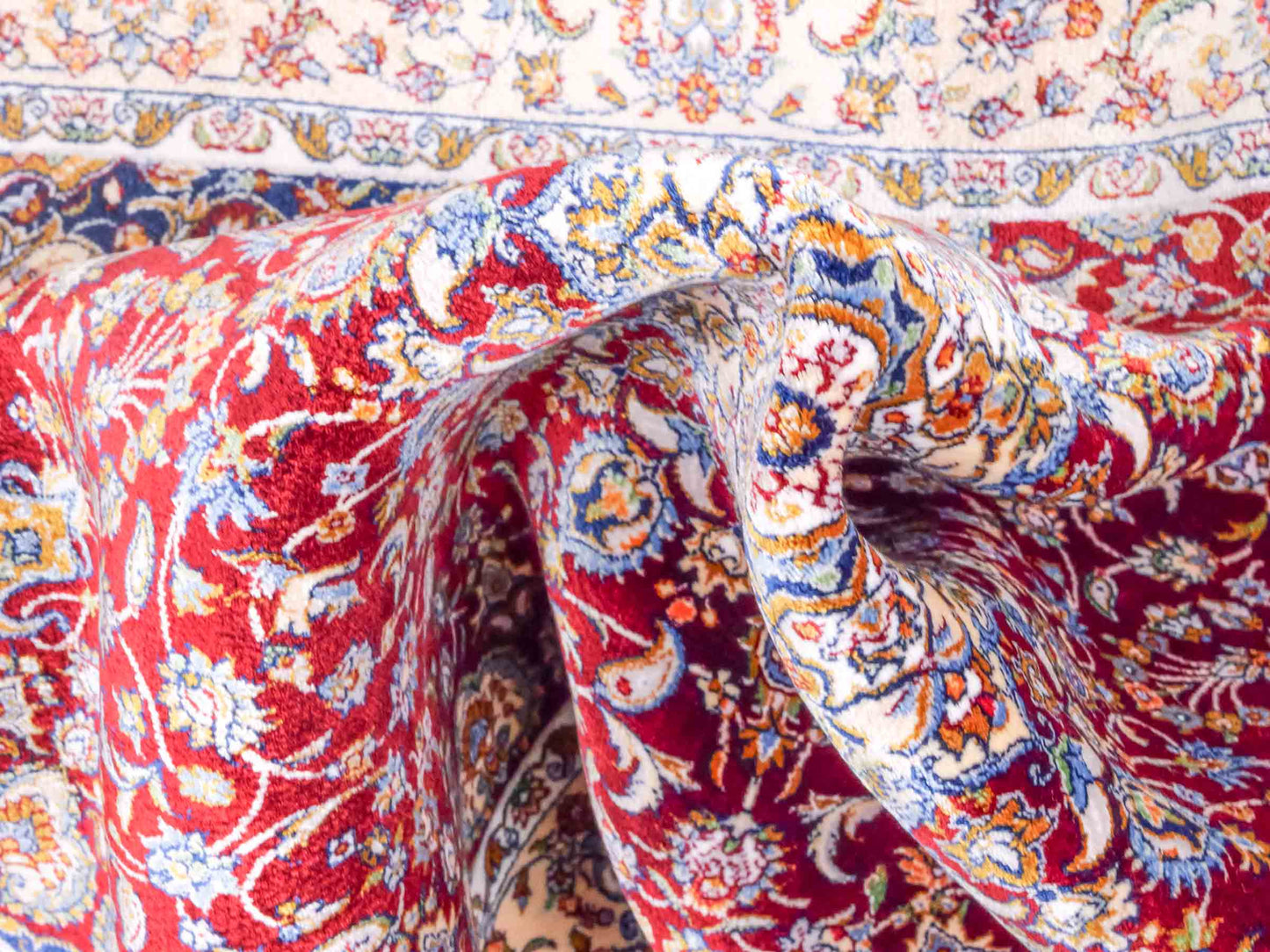 Ghom Maschinenteppich "Darab" 90 x 60 cm aus pflanzlicher Seide (Viskose) mit Medaillon, Rot. Teppichnummer: V20RD054H. Persian Luxury Collection by Khademi. Made in Iran / Persia – Vertrieb durch JUPITER Intl.