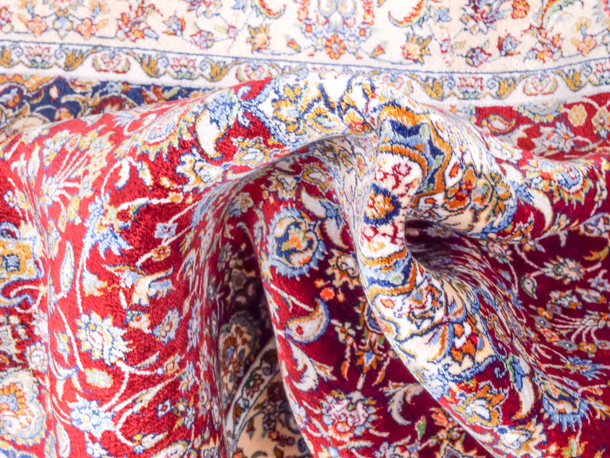 Ghom Maschinenteppich "Darab" 90 x 60 cm aus pflanzlicher Seide (Viskose) mit Medaillon, Rot. Teppichnummer: V20RD054H. Persian Luxury Collection by Khademi. Made in Iran / Persia – Vertrieb durch JUPITER Intl.