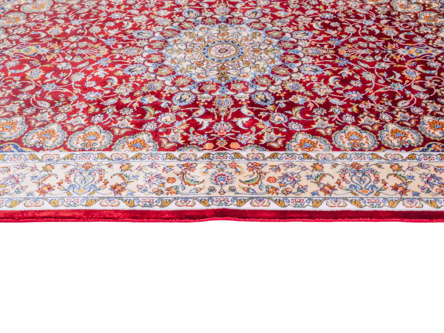 Ghom Maschinenteppich "Darab" 90 x 60 cm aus pflanzlicher Seide (Viskose) mit Medaillon, Rot. Teppichnummer: V20RD054H. Persian Luxury Collection by Khademi. Made in Iran / Persia – Vertrieb durch JUPITER Intl.