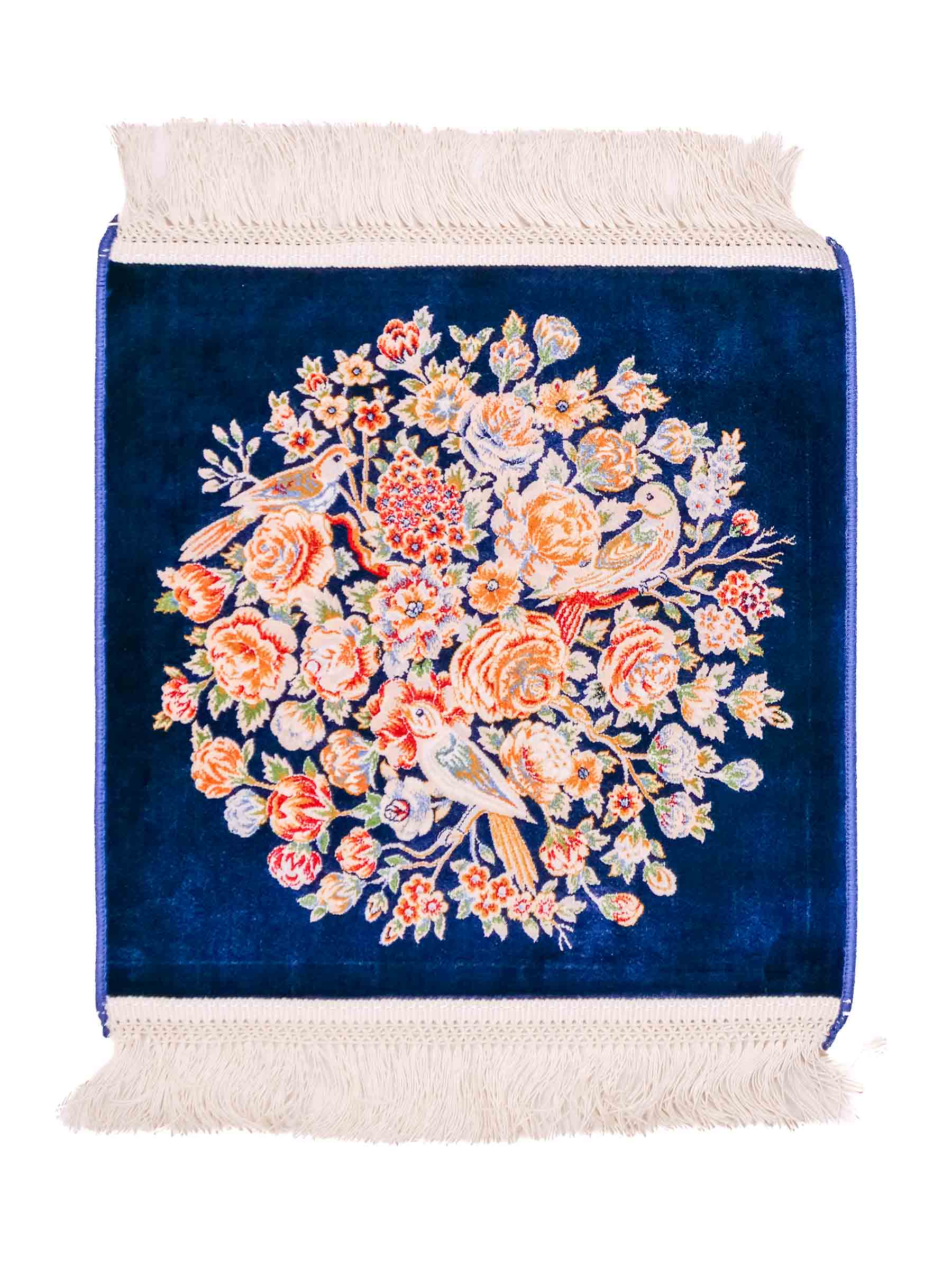 Ghom Maschinenteppich "Dastan" 40 x 40 cm aus pflanzlicher Seide (Viskose) mit floralem Bildmotiv, Navy-Blau. Teppichnummer: V21NY016M. Persian Luxury Collection by Khademi. Made in Iran / Persia – Vertrieb durch JUPITER Intl.