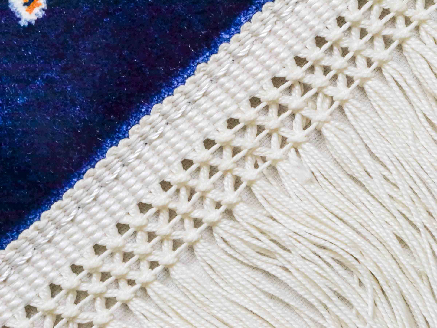 Ghom Maschinenteppich "Dastan" 40 x 40 cm aus pflanzlicher Seide (Viskose) mit floralem Bildmotiv, Navy-Blau. Teppichnummer: V21NY016M. Persian Luxury Collection by Khademi. Made in Iran / Persia – Vertrieb durch JUPITER Intl.