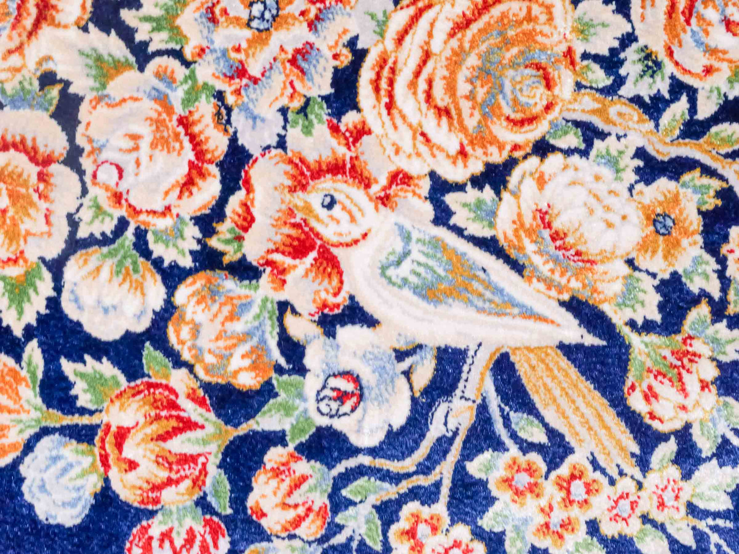 Ghom Maschinenteppich "Dastan" 40 x 40 cm aus pflanzlicher Seide (Viskose) mit floralem Bildmotiv, Navy-Blau. Teppichnummer: V21NY016M. Persian Luxury Collection by Khademi. Made in Iran / Persia – Vertrieb durch JUPITER Intl.