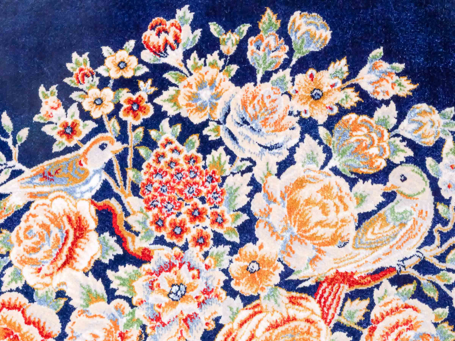 Ghom Maschinenteppich "Dastan" 40 x 40 cm aus pflanzlicher Seide (Viskose) mit floralem Bildmotiv, Navy-Blau. Teppichnummer: V21NY016M. Persian Luxury Collection by Khademi. Made in Iran / Persia – Vertrieb durch JUPITER Intl.