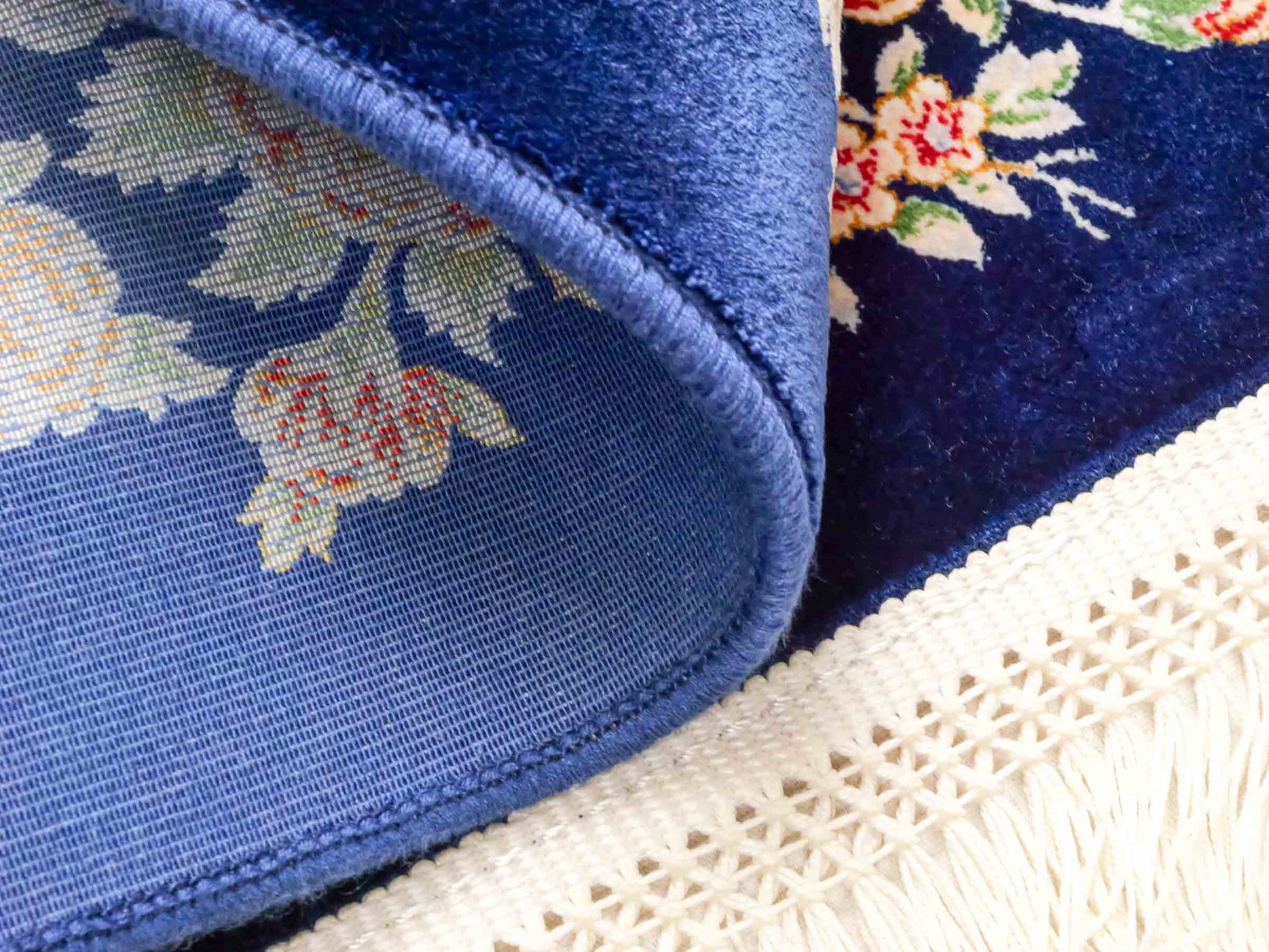 Ghom Maschinenteppich "Dastan" 40 x 40 cm aus pflanzlicher Seide (Viskose) mit floralem Bildmotiv, Navy-Blau. Teppichnummer: V21NY016M. Persian Luxury Collection by Khademi. Made in Iran / Persia – Vertrieb durch JUPITER Intl.