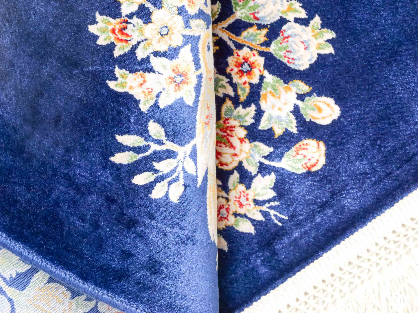 Ghom Maschinenteppich "Dastan" 40 x 40 cm aus pflanzlicher Seide (Viskose) mit floralem Bildmotiv, Navy-Blau. Teppichnummer: V21NY016M. Persian Luxury Collection by Khademi. Made in Iran / Persia – Vertrieb durch JUPITER Intl.