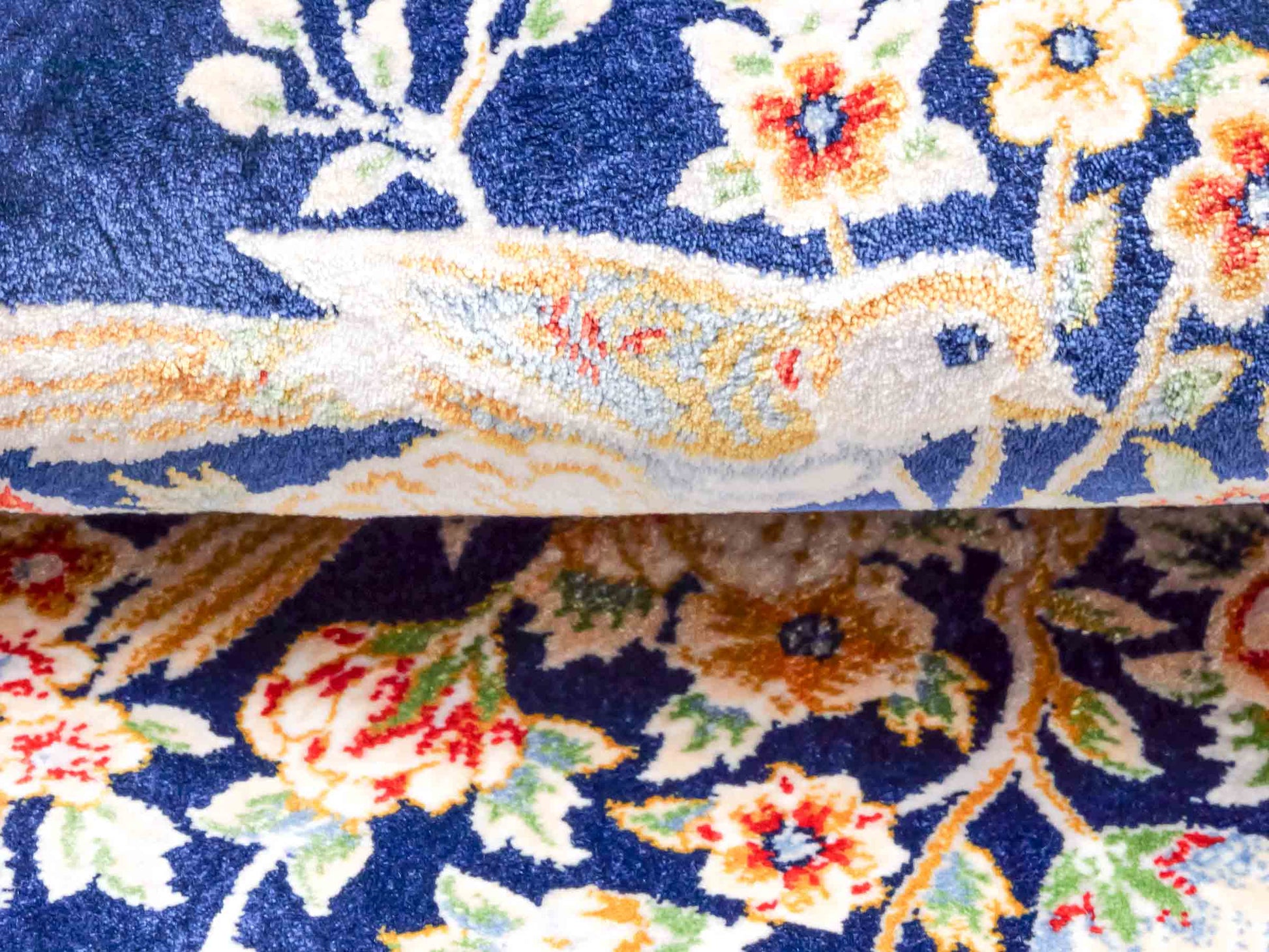Ghom Maschinenteppich "Dastan" 40 x 40 cm aus pflanzlicher Seide (Viskose) mit floralem Bildmotiv, Navy-Blau. Teppichnummer: V21NY016M. Persian Luxury Collection by Khademi. Made in Iran / Persia – Vertrieb durch JUPITER Intl.
