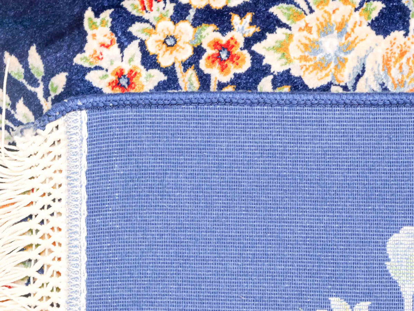 Ghom Maschinenteppich "Dastan" 40 x 40 cm aus pflanzlicher Seide (Viskose) mit floralem Bildmotiv, Navy-Blau. Teppichnummer: V21NY016M. Persian Luxury Collection by Khademi. Made in Iran / Persia – Vertrieb durch JUPITER Intl.
