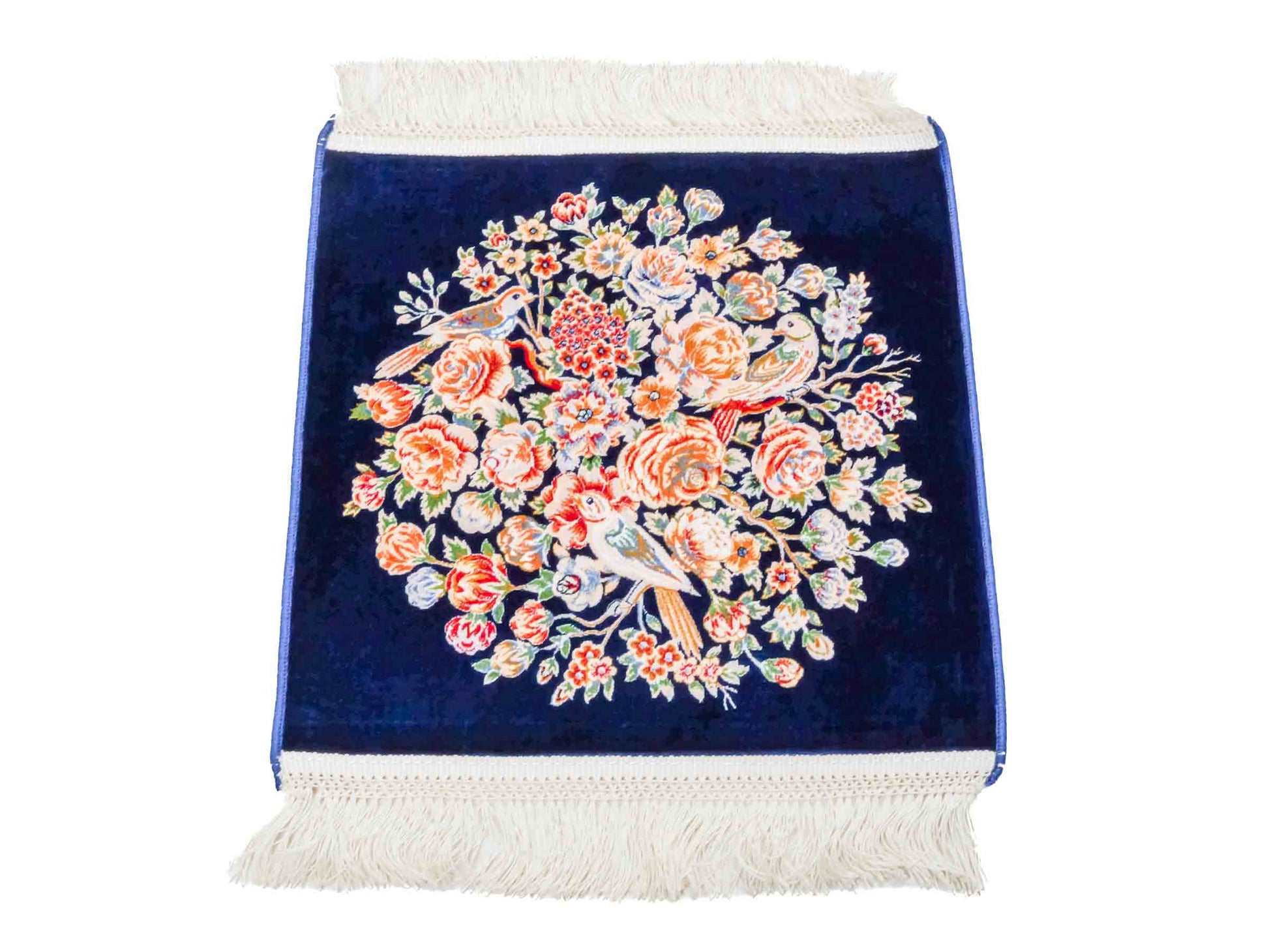 Ghom Maschinenteppich "Dastan" 40 x 40 cm aus pflanzlicher Seide (Viskose) mit floralem Bildmotiv, Navy-Blau. Teppichnummer: V21NY016M. Persian Luxury Collection by Khademi. Made in Iran / Persia – Vertrieb durch JUPITER Intl.
