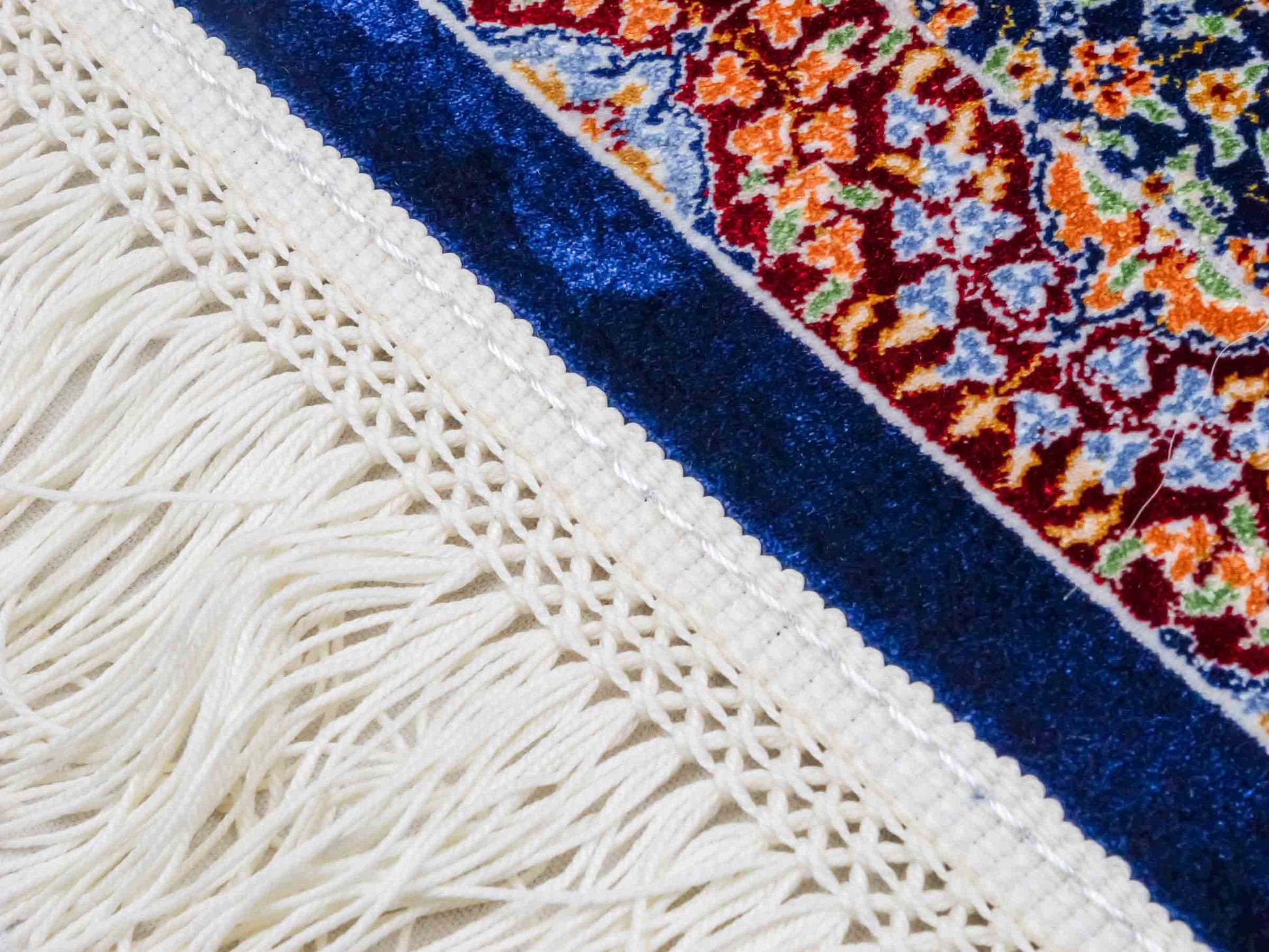 Ghom Maschinenteppich "Esfandiar" 40 x 40 cm aus pflanzlicher Seide (Viskose) mit floralem Medaillon, Navy-Blau. Teppichnummer: V22NY016M. Persian Luxury Collection by Khademi. Made in Iran / Persia – Vertrieb durch JUPITER Intl.